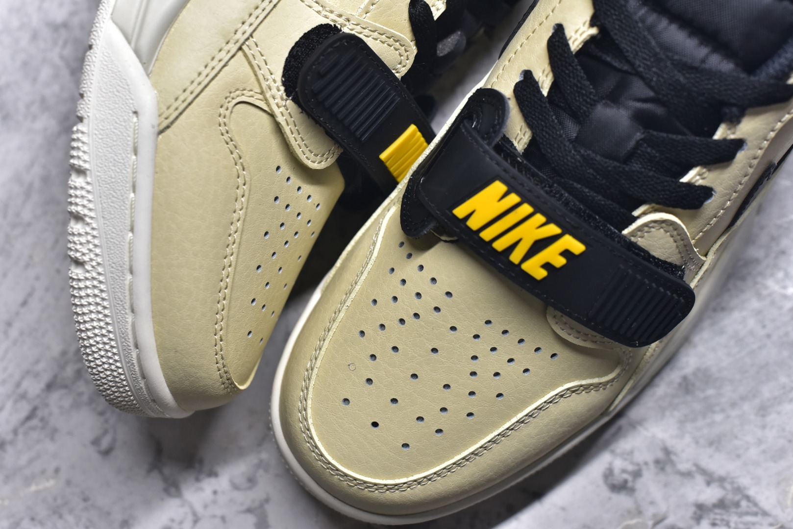 图片[8]-#开学季福利 Air Jordan Legacy AJ312 Low 低帮复古篮球鞋 市场最强独一档产物 全套原纸板楦头开发 原厂大底磨具加持立体防滑纹理 原档数据后跟TPU子母扣魔术贴 原装可视Air Sole气垫 原汁原味最完美的312代版型 唯一正确鞋头趴度弧度高度鞋身腰线 进口港宝加持 后跟自然饱满 全鞋荧光划线卡点 追求极致完美 每一双都是工艺品 多重QC质检 超越公司货的品控标准 实实在在的免检产品 鞋身采用了皮革材质打造 横跨鞋面的魔术贴十分吸睛 侧面的Swoosh Logo的一部分被鞋面遮挡了一部分 颇具玩味 魔术贴上标有NK标识 而鞋舌上是Jordan的经典红色飞翼Logo 后跟和鞋底均采用了AJ3的设计 后跟上同样也使用了经典的爆裂纹图案 尺码：36 36.5 37.5 38 38.5 39 40 40.5 41 42 42.5 43 44 44.5 45 46 47.5-选品中心