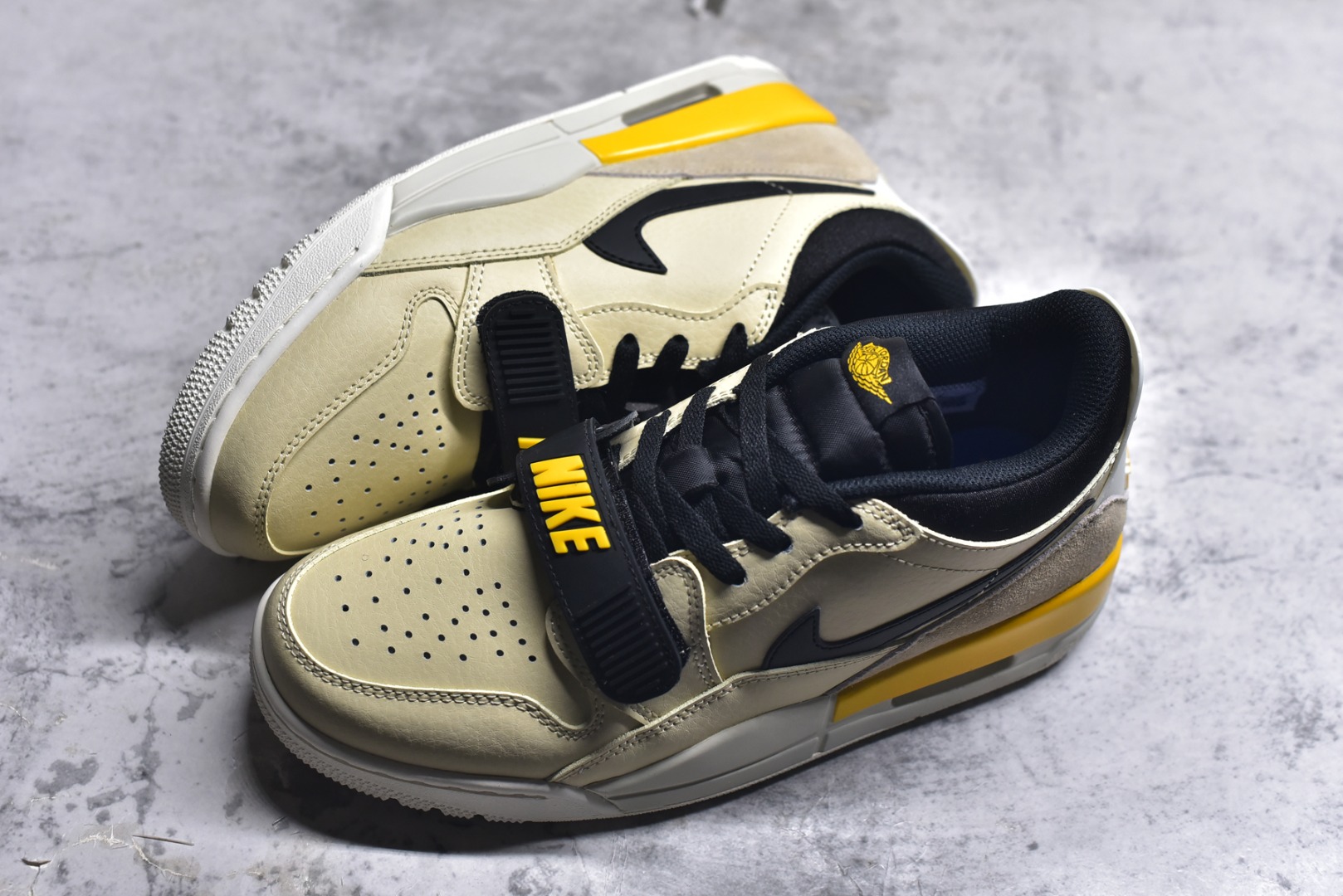 图片[7]-#开学季福利 Air Jordan Legacy AJ312 Low 低帮复古篮球鞋 市场最强独一档产物 全套原纸板楦头开发 原厂大底磨具加持立体防滑纹理 原档数据后跟TPU子母扣魔术贴 原装可视Air Sole气垫 原汁原味最完美的312代版型 唯一正确鞋头趴度弧度高度鞋身腰线 进口港宝加持 后跟自然饱满 全鞋荧光划线卡点 追求极致完美 每一双都是工艺品 多重QC质检 超越公司货的品控标准 实实在在的免检产品 鞋身采用了皮革材质打造 横跨鞋面的魔术贴十分吸睛 侧面的Swoosh Logo的一部分被鞋面遮挡了一部分 颇具玩味 魔术贴上标有NK标识 而鞋舌上是Jordan的经典红色飞翼Logo 后跟和鞋底均采用了AJ3的设计 后跟上同样也使用了经典的爆裂纹图案 尺码：36 36.5 37.5 38 38.5 39 40 40.5 41 42 42.5 43 44 44.5 45 46 47.5-选品中心