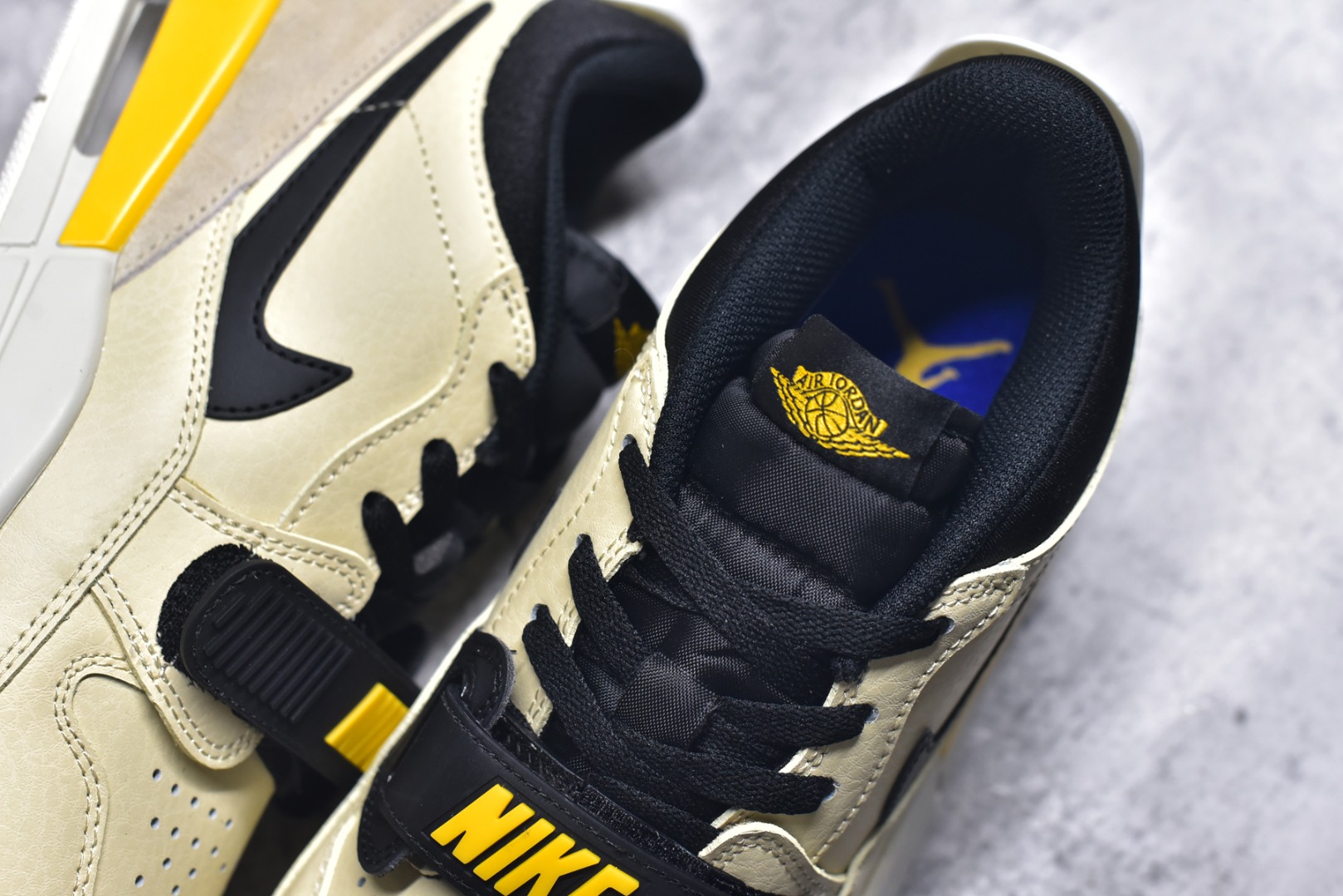 图片[9]-#开学季福利 Air Jordan Legacy AJ312 Low 低帮复古篮球鞋 市场最强独一档产物 全套原纸板楦头开发 原厂大底磨具加持立体防滑纹理 原档数据后跟TPU子母扣魔术贴 原装可视Air Sole气垫 原汁原味最完美的312代版型 唯一正确鞋头趴度弧度高度鞋身腰线 进口港宝加持 后跟自然饱满 全鞋荧光划线卡点 追求极致完美 每一双都是工艺品 多重QC质检 超越公司货的品控标准 实实在在的免检产品 鞋身采用了皮革材质打造 横跨鞋面的魔术贴十分吸睛 侧面的Swoosh Logo的一部分被鞋面遮挡了一部分 颇具玩味 魔术贴上标有NK标识 而鞋舌上是Jordan的经典红色飞翼Logo 后跟和鞋底均采用了AJ3的设计 后跟上同样也使用了经典的爆裂纹图案 尺码：36 36.5 37.5 38 38.5 39 40 40.5 41 42 42.5 43 44 44.5 45 46 47.5-选品中心