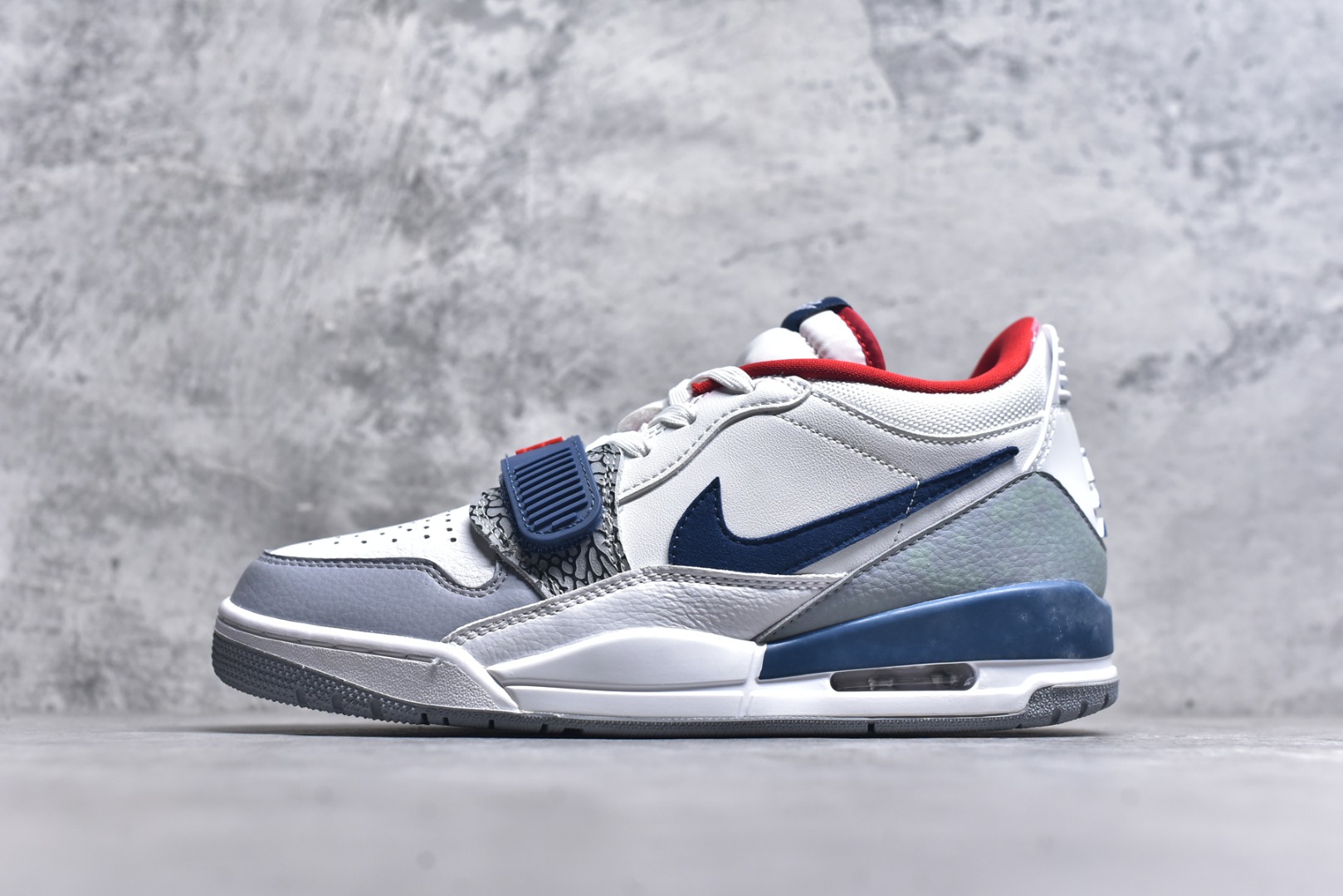 #开学季福利 Air Jordan Legacy AJ312 Low 低帮复古篮球鞋 市场最强独一档产物 全套原纸板楦头开发 原厂大底磨具加持立体防滑纹理 原档数据后跟TPU子母扣魔术贴 原装可视Air Sole气垫 原汁原味最完美的312代版型 唯一正确鞋头趴度弧度高度鞋身腰线 进口港宝加持 后跟自然饱满 全鞋荧光划线卡点 追求极致完美 每一双都是工艺品 多重QC质检 超越公司货的品控标准 实实在在的免检产品 鞋身采用了皮革材质打造 横跨鞋面的魔术贴十分吸睛 侧面的Swoosh Logo的一部分被鞋面遮挡了一部分 颇具玩味 魔术贴上标有NK标识 而鞋舌上是Jordan的经典红色飞翼Logo 后跟和鞋底均采用了AJ3的设计 后跟上同样也使用了经典的爆裂纹图案 尺码：36 36.5 37.5 38 38.5 39 40 40.5 41 42 42.5 43 44 44.5 45 46 47.5-选品中心