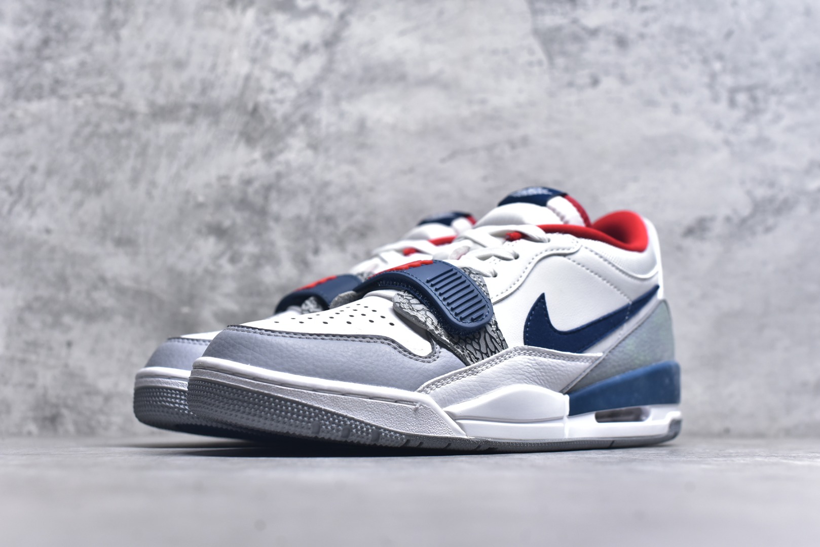 图片[2]-#开学季福利 Air Jordan Legacy AJ312 Low 低帮复古篮球鞋 市场最强独一档产物 全套原纸板楦头开发 原厂大底磨具加持立体防滑纹理 原档数据后跟TPU子母扣魔术贴 原装可视Air Sole气垫 原汁原味最完美的312代版型 唯一正确鞋头趴度弧度高度鞋身腰线 进口港宝加持 后跟自然饱满 全鞋荧光划线卡点 追求极致完美 每一双都是工艺品 多重QC质检 超越公司货的品控标准 实实在在的免检产品 鞋身采用了皮革材质打造 横跨鞋面的魔术贴十分吸睛 侧面的Swoosh Logo的一部分被鞋面遮挡了一部分 颇具玩味 魔术贴上标有NK标识 而鞋舌上是Jordan的经典红色飞翼Logo 后跟和鞋底均采用了AJ3的设计 后跟上同样也使用了经典的爆裂纹图案 尺码：36 36.5 37.5 38 38.5 39 40 40.5 41 42 42.5 43 44 44.5 45 46 47.5-选品中心