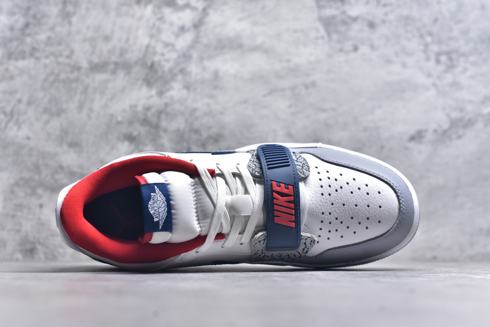 图片[4]-#开学季福利 Air Jordan Legacy AJ312 Low 低帮复古篮球鞋 市场最强独一档产物 全套原纸板楦头开发 原厂大底磨具加持立体防滑纹理 原档数据后跟TPU子母扣魔术贴 原装可视Air Sole气垫 原汁原味最完美的312代版型 唯一正确鞋头趴度弧度高度鞋身腰线 进口港宝加持 后跟自然饱满 全鞋荧光划线卡点 追求极致完美 每一双都是工艺品 多重QC质检 超越公司货的品控标准 实实在在的免检产品 鞋身采用了皮革材质打造 横跨鞋面的魔术贴十分吸睛 侧面的Swoosh Logo的一部分被鞋面遮挡了一部分 颇具玩味 魔术贴上标有NK标识 而鞋舌上是Jordan的经典红色飞翼Logo 后跟和鞋底均采用了AJ3的设计 后跟上同样也使用了经典的爆裂纹图案 尺码：36 36.5 37.5 38 38.5 39 40 40.5 41 42 42.5 43 44 44.5 45 46 47.5-选品中心