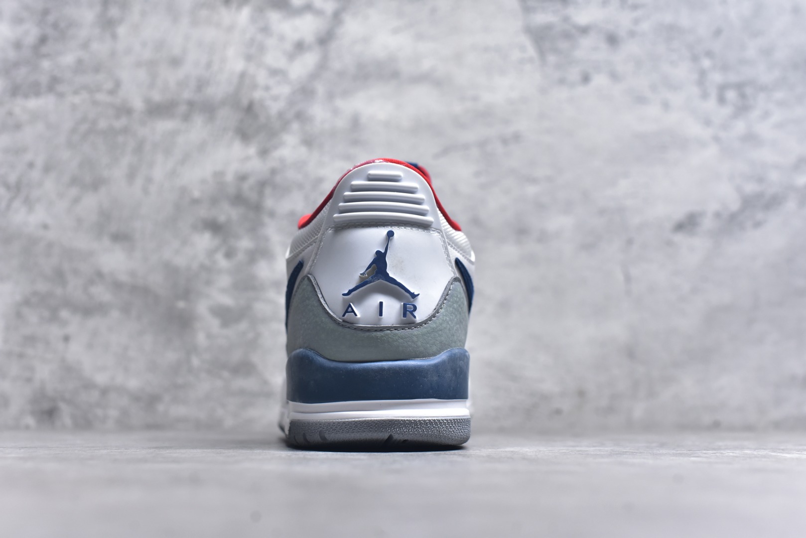 图片[5]-#开学季福利 Air Jordan Legacy AJ312 Low 低帮复古篮球鞋 市场最强独一档产物 全套原纸板楦头开发 原厂大底磨具加持立体防滑纹理 原档数据后跟TPU子母扣魔术贴 原装可视Air Sole气垫 原汁原味最完美的312代版型 唯一正确鞋头趴度弧度高度鞋身腰线 进口港宝加持 后跟自然饱满 全鞋荧光划线卡点 追求极致完美 每一双都是工艺品 多重QC质检 超越公司货的品控标准 实实在在的免检产品 鞋身采用了皮革材质打造 横跨鞋面的魔术贴十分吸睛 侧面的Swoosh Logo的一部分被鞋面遮挡了一部分 颇具玩味 魔术贴上标有NK标识 而鞋舌上是Jordan的经典红色飞翼Logo 后跟和鞋底均采用了AJ3的设计 后跟上同样也使用了经典的爆裂纹图案 尺码：36 36.5 37.5 38 38.5 39 40 40.5 41 42 42.5 43 44 44.5 45 46 47.5-选品中心