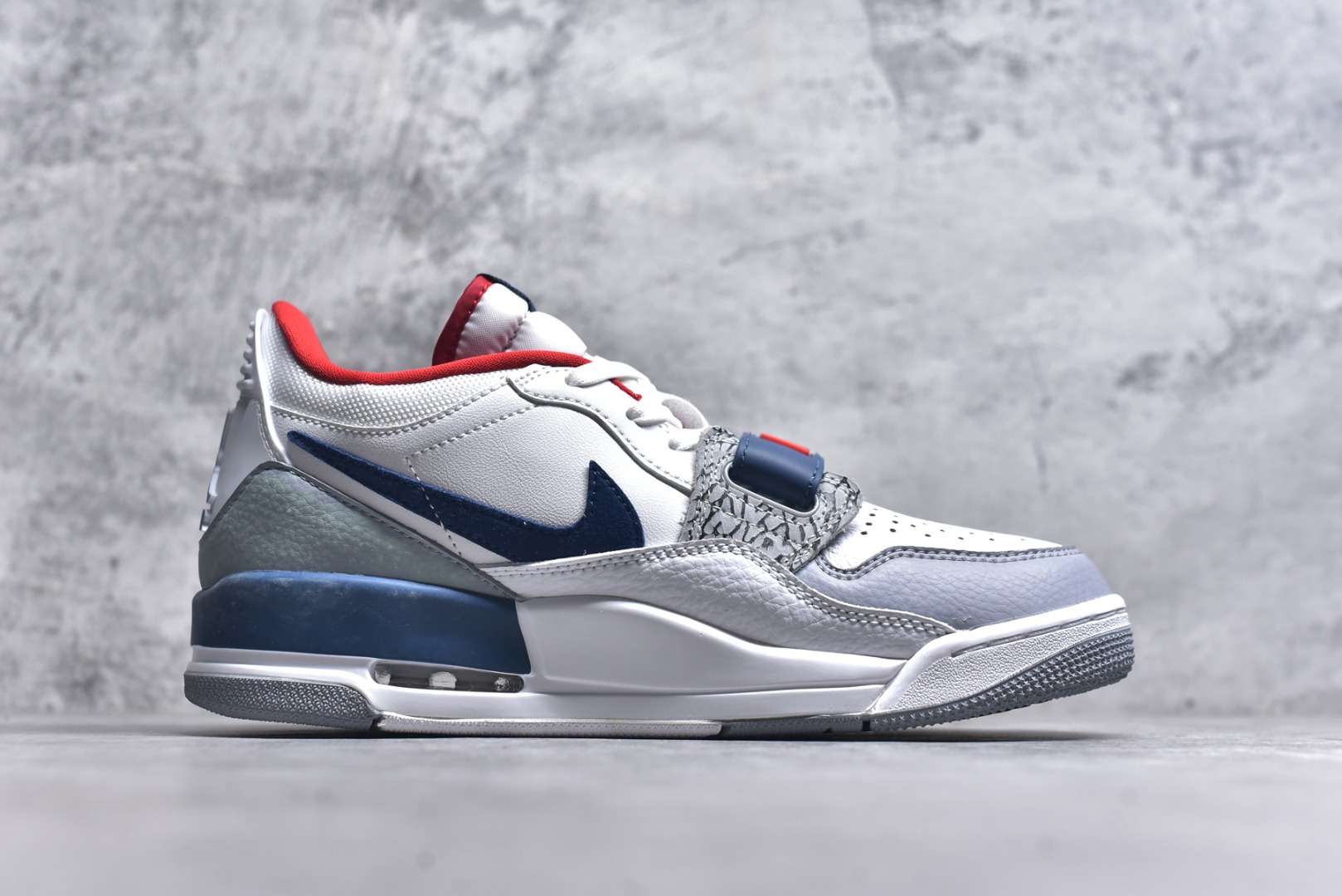 图片[3]-#开学季福利 Air Jordan Legacy AJ312 Low 低帮复古篮球鞋 市场最强独一档产物 全套原纸板楦头开发 原厂大底磨具加持立体防滑纹理 原档数据后跟TPU子母扣魔术贴 原装可视Air Sole气垫 原汁原味最完美的312代版型 唯一正确鞋头趴度弧度高度鞋身腰线 进口港宝加持 后跟自然饱满 全鞋荧光划线卡点 追求极致完美 每一双都是工艺品 多重QC质检 超越公司货的品控标准 实实在在的免检产品 鞋身采用了皮革材质打造 横跨鞋面的魔术贴十分吸睛 侧面的Swoosh Logo的一部分被鞋面遮挡了一部分 颇具玩味 魔术贴上标有NK标识 而鞋舌上是Jordan的经典红色飞翼Logo 后跟和鞋底均采用了AJ3的设计 后跟上同样也使用了经典的爆裂纹图案 尺码：36 36.5 37.5 38 38.5 39 40 40.5 41 42 42.5 43 44 44.5 45 46 47.5-选品中心