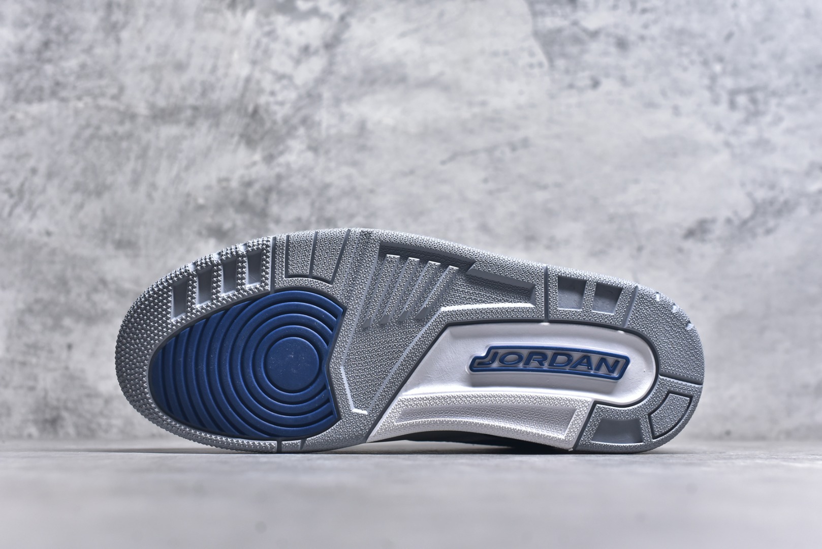 图片[6]-#开学季福利 Air Jordan Legacy AJ312 Low 低帮复古篮球鞋 市场最强独一档产物 全套原纸板楦头开发 原厂大底磨具加持立体防滑纹理 原档数据后跟TPU子母扣魔术贴 原装可视Air Sole气垫 原汁原味最完美的312代版型 唯一正确鞋头趴度弧度高度鞋身腰线 进口港宝加持 后跟自然饱满 全鞋荧光划线卡点 追求极致完美 每一双都是工艺品 多重QC质检 超越公司货的品控标准 实实在在的免检产品 鞋身采用了皮革材质打造 横跨鞋面的魔术贴十分吸睛 侧面的Swoosh Logo的一部分被鞋面遮挡了一部分 颇具玩味 魔术贴上标有NK标识 而鞋舌上是Jordan的经典红色飞翼Logo 后跟和鞋底均采用了AJ3的设计 后跟上同样也使用了经典的爆裂纹图案 尺码：36 36.5 37.5 38 38.5 39 40 40.5 41 42 42.5 43 44 44.5 45 46 47.5-选品中心