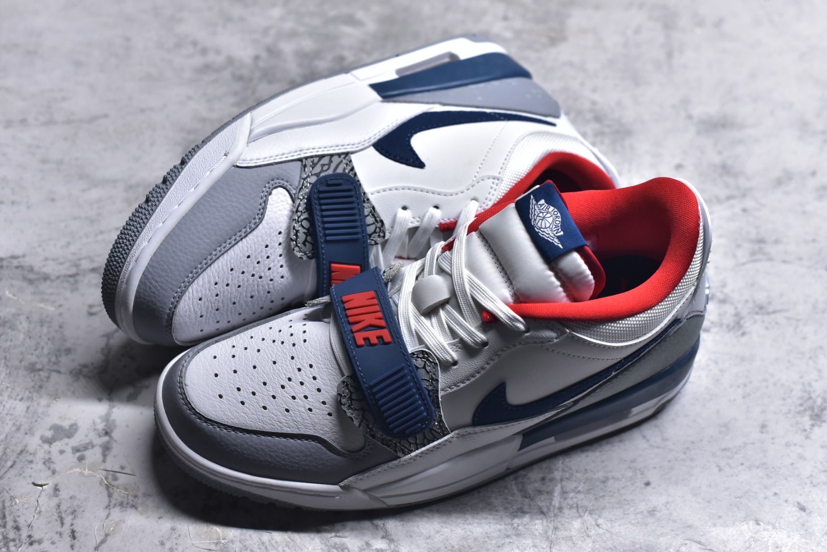 图片[7]-#开学季福利 Air Jordan Legacy AJ312 Low 低帮复古篮球鞋 市场最强独一档产物 全套原纸板楦头开发 原厂大底磨具加持立体防滑纹理 原档数据后跟TPU子母扣魔术贴 原装可视Air Sole气垫 原汁原味最完美的312代版型 唯一正确鞋头趴度弧度高度鞋身腰线 进口港宝加持 后跟自然饱满 全鞋荧光划线卡点 追求极致完美 每一双都是工艺品 多重QC质检 超越公司货的品控标准 实实在在的免检产品 鞋身采用了皮革材质打造 横跨鞋面的魔术贴十分吸睛 侧面的Swoosh Logo的一部分被鞋面遮挡了一部分 颇具玩味 魔术贴上标有NK标识 而鞋舌上是Jordan的经典红色飞翼Logo 后跟和鞋底均采用了AJ3的设计 后跟上同样也使用了经典的爆裂纹图案 尺码：36 36.5 37.5 38 38.5 39 40 40.5 41 42 42.5 43 44 44.5 45 46 47.5-选品中心