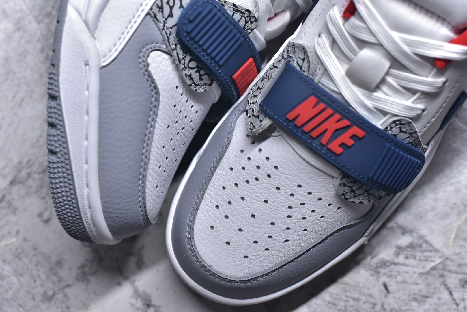 图片[8]-#开学季福利 Air Jordan Legacy AJ312 Low 低帮复古篮球鞋 市场最强独一档产物 全套原纸板楦头开发 原厂大底磨具加持立体防滑纹理 原档数据后跟TPU子母扣魔术贴 原装可视Air Sole气垫 原汁原味最完美的312代版型 唯一正确鞋头趴度弧度高度鞋身腰线 进口港宝加持 后跟自然饱满 全鞋荧光划线卡点 追求极致完美 每一双都是工艺品 多重QC质检 超越公司货的品控标准 实实在在的免检产品 鞋身采用了皮革材质打造 横跨鞋面的魔术贴十分吸睛 侧面的Swoosh Logo的一部分被鞋面遮挡了一部分 颇具玩味 魔术贴上标有NK标识 而鞋舌上是Jordan的经典红色飞翼Logo 后跟和鞋底均采用了AJ3的设计 后跟上同样也使用了经典的爆裂纹图案 尺码：36 36.5 37.5 38 38.5 39 40 40.5 41 42 42.5 43 44 44.5 45 46 47.5-选品中心