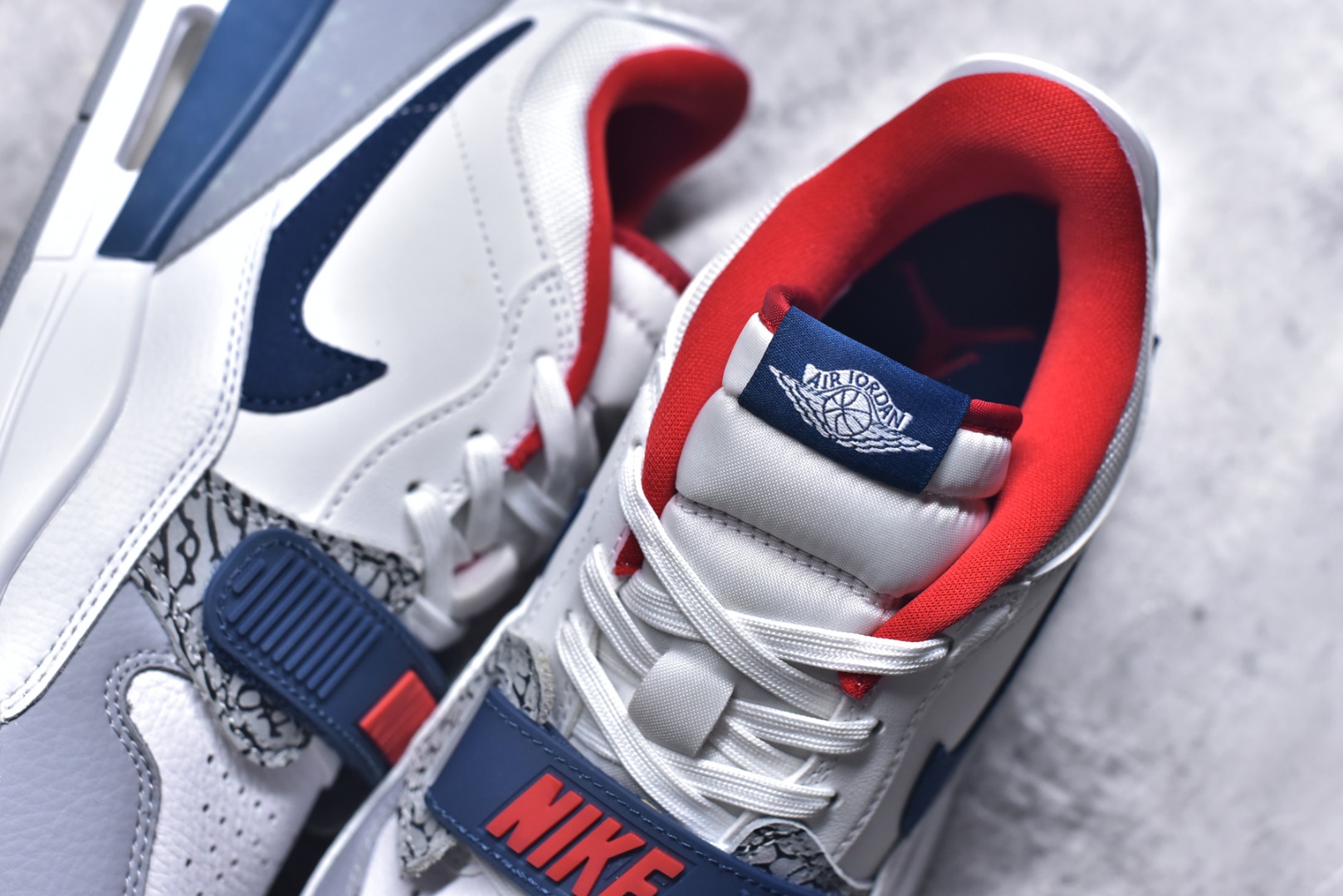 图片[9]-#开学季福利 Air Jordan Legacy AJ312 Low 低帮复古篮球鞋 市场最强独一档产物 全套原纸板楦头开发 原厂大底磨具加持立体防滑纹理 原档数据后跟TPU子母扣魔术贴 原装可视Air Sole气垫 原汁原味最完美的312代版型 唯一正确鞋头趴度弧度高度鞋身腰线 进口港宝加持 后跟自然饱满 全鞋荧光划线卡点 追求极致完美 每一双都是工艺品 多重QC质检 超越公司货的品控标准 实实在在的免检产品 鞋身采用了皮革材质打造 横跨鞋面的魔术贴十分吸睛 侧面的Swoosh Logo的一部分被鞋面遮挡了一部分 颇具玩味 魔术贴上标有NK标识 而鞋舌上是Jordan的经典红色飞翼Logo 后跟和鞋底均采用了AJ3的设计 后跟上同样也使用了经典的爆裂纹图案 尺码：36 36.5 37.5 38 38.5 39 40 40.5 41 42 42.5 43 44 44.5 45 46 47.5-选品中心