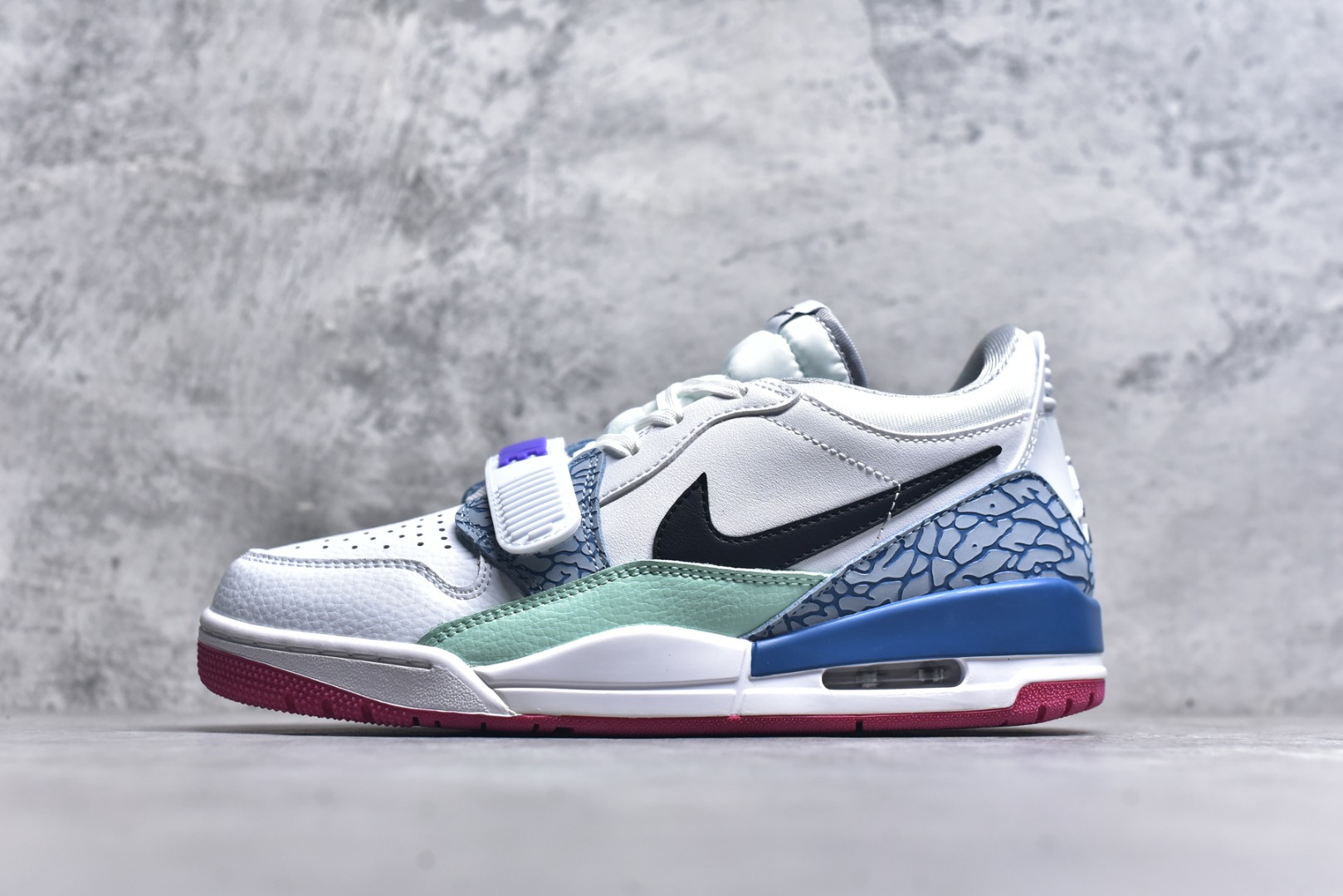 #开学季福利 Air Jordan Legacy AJ312 Low 低帮复古篮球鞋 市场最强独一档产物 全套原纸板楦头开发 原厂大底磨具加持立体防滑纹理 原档数据后跟TPU子母扣魔术贴 原装可视Air Sole气垫 原汁原味最完美的312代版型 唯一正确鞋头趴度弧度高度鞋身腰线 进口港宝加持 后跟自然饱满 全鞋荧光划线卡点 追求极致完美 每一双都是工艺品 多重QC质检 超越公司货的品控标准 实实在在的免检产品 鞋身采用了皮革材质打造 横跨鞋面的魔术贴十分吸睛 侧面的Swoosh Logo的一部分被鞋面遮挡了一部分 颇具玩味 魔术贴上标有NK标识 而鞋舌上是Jordan的经典红色飞翼Logo 后跟和鞋底均采用了AJ3的设计 后跟上同样也使用了经典的爆裂纹图案 尺码：36 36.5 37.5 38 38.5 39 40 40.5 41 42 42.5 43 44 44.5 45 46 47.5-选品中心