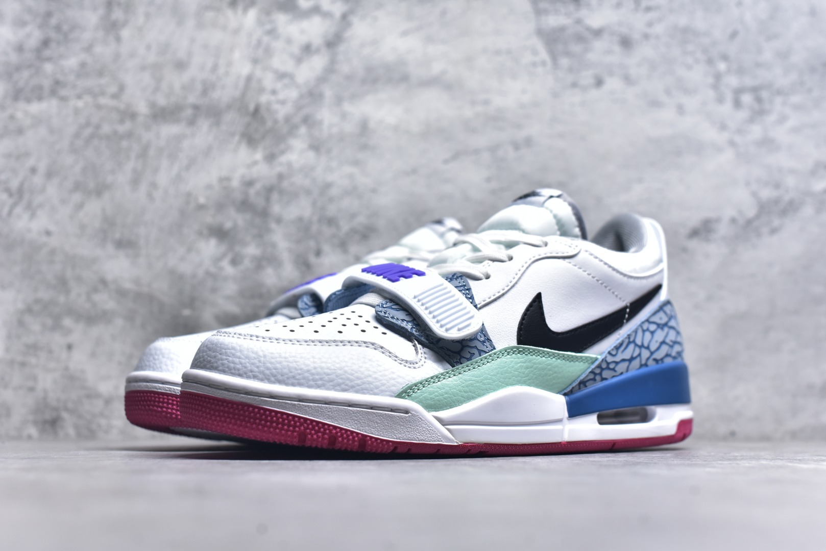 图片[2]-#开学季福利 Air Jordan Legacy AJ312 Low 低帮复古篮球鞋 市场最强独一档产物 全套原纸板楦头开发 原厂大底磨具加持立体防滑纹理 原档数据后跟TPU子母扣魔术贴 原装可视Air Sole气垫 原汁原味最完美的312代版型 唯一正确鞋头趴度弧度高度鞋身腰线 进口港宝加持 后跟自然饱满 全鞋荧光划线卡点 追求极致完美 每一双都是工艺品 多重QC质检 超越公司货的品控标准 实实在在的免检产品 鞋身采用了皮革材质打造 横跨鞋面的魔术贴十分吸睛 侧面的Swoosh Logo的一部分被鞋面遮挡了一部分 颇具玩味 魔术贴上标有NK标识 而鞋舌上是Jordan的经典红色飞翼Logo 后跟和鞋底均采用了AJ3的设计 后跟上同样也使用了经典的爆裂纹图案 尺码：36 36.5 37.5 38 38.5 39 40 40.5 41 42 42.5 43 44 44.5 45 46 47.5-选品中心