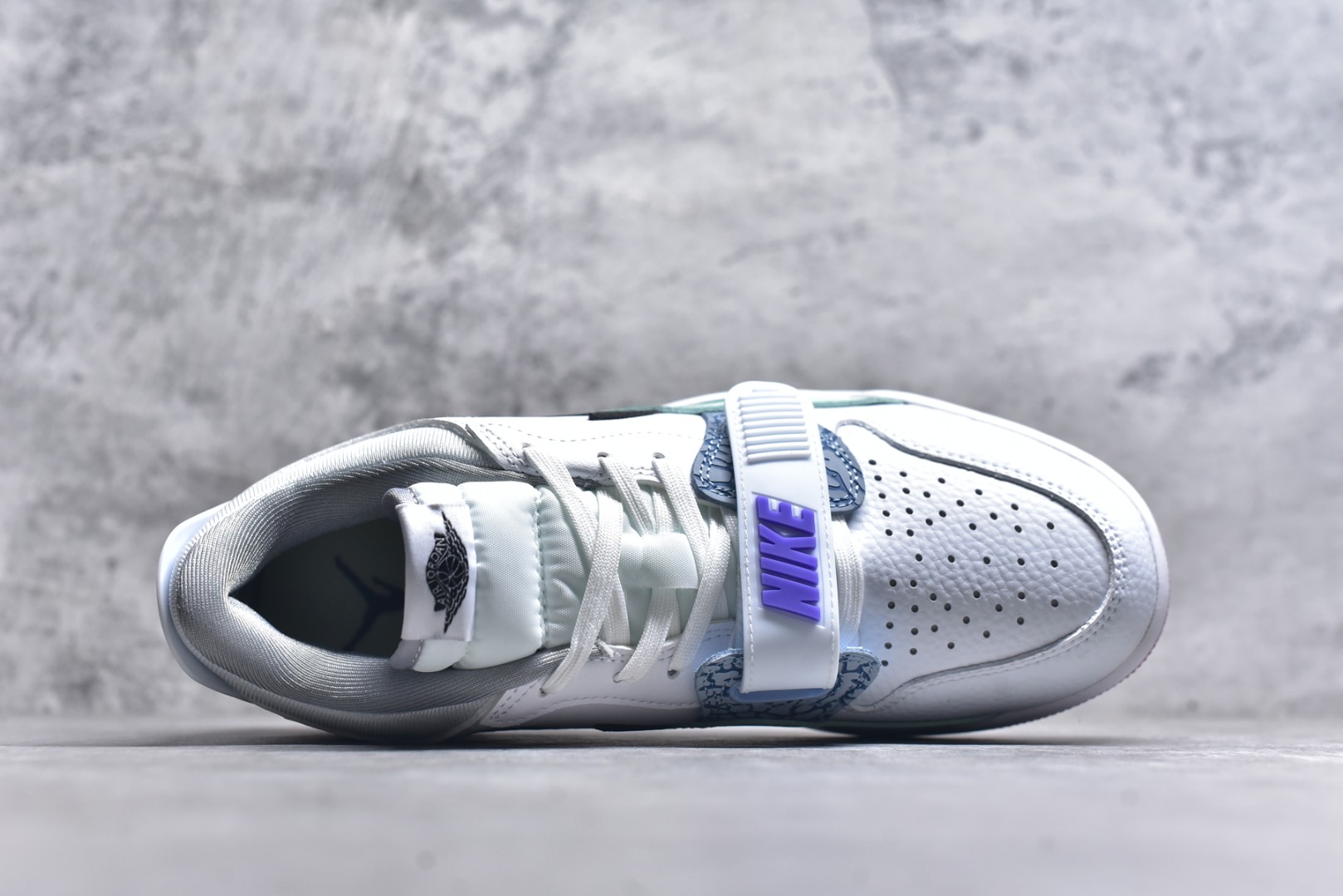 图片[4]-#开学季福利 Air Jordan Legacy AJ312 Low 低帮复古篮球鞋 市场最强独一档产物 全套原纸板楦头开发 原厂大底磨具加持立体防滑纹理 原档数据后跟TPU子母扣魔术贴 原装可视Air Sole气垫 原汁原味最完美的312代版型 唯一正确鞋头趴度弧度高度鞋身腰线 进口港宝加持 后跟自然饱满 全鞋荧光划线卡点 追求极致完美 每一双都是工艺品 多重QC质检 超越公司货的品控标准 实实在在的免检产品 鞋身采用了皮革材质打造 横跨鞋面的魔术贴十分吸睛 侧面的Swoosh Logo的一部分被鞋面遮挡了一部分 颇具玩味 魔术贴上标有NK标识 而鞋舌上是Jordan的经典红色飞翼Logo 后跟和鞋底均采用了AJ3的设计 后跟上同样也使用了经典的爆裂纹图案 尺码：36 36.5 37.5 38 38.5 39 40 40.5 41 42 42.5 43 44 44.5 45 46 47.5-选品中心