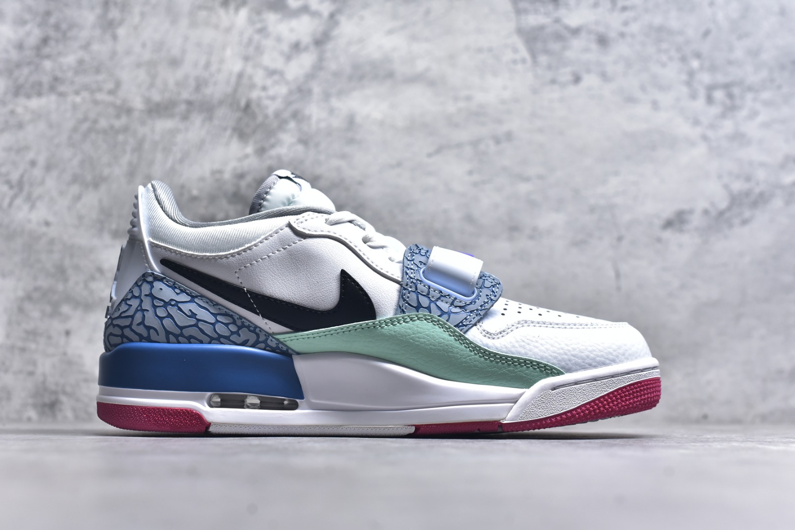 图片[3]-#开学季福利 Air Jordan Legacy AJ312 Low 低帮复古篮球鞋 市场最强独一档产物 全套原纸板楦头开发 原厂大底磨具加持立体防滑纹理 原档数据后跟TPU子母扣魔术贴 原装可视Air Sole气垫 原汁原味最完美的312代版型 唯一正确鞋头趴度弧度高度鞋身腰线 进口港宝加持 后跟自然饱满 全鞋荧光划线卡点 追求极致完美 每一双都是工艺品 多重QC质检 超越公司货的品控标准 实实在在的免检产品 鞋身采用了皮革材质打造 横跨鞋面的魔术贴十分吸睛 侧面的Swoosh Logo的一部分被鞋面遮挡了一部分 颇具玩味 魔术贴上标有NK标识 而鞋舌上是Jordan的经典红色飞翼Logo 后跟和鞋底均采用了AJ3的设计 后跟上同样也使用了经典的爆裂纹图案 尺码：36 36.5 37.5 38 38.5 39 40 40.5 41 42 42.5 43 44 44.5 45 46 47.5-选品中心