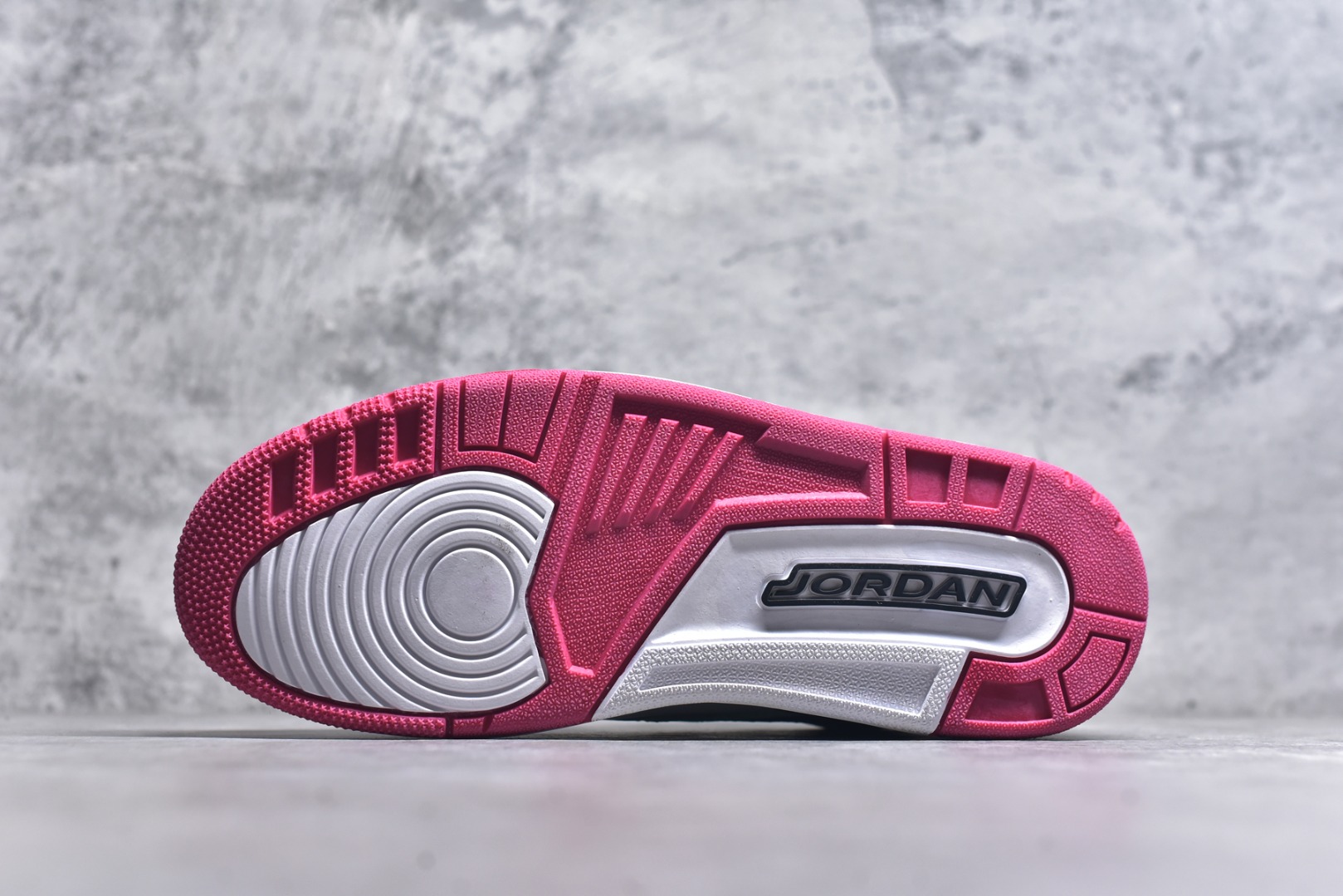 图片[6]-#开学季福利 Air Jordan Legacy AJ312 Low 低帮复古篮球鞋 市场最强独一档产物 全套原纸板楦头开发 原厂大底磨具加持立体防滑纹理 原档数据后跟TPU子母扣魔术贴 原装可视Air Sole气垫 原汁原味最完美的312代版型 唯一正确鞋头趴度弧度高度鞋身腰线 进口港宝加持 后跟自然饱满 全鞋荧光划线卡点 追求极致完美 每一双都是工艺品 多重QC质检 超越公司货的品控标准 实实在在的免检产品 鞋身采用了皮革材质打造 横跨鞋面的魔术贴十分吸睛 侧面的Swoosh Logo的一部分被鞋面遮挡了一部分 颇具玩味 魔术贴上标有NK标识 而鞋舌上是Jordan的经典红色飞翼Logo 后跟和鞋底均采用了AJ3的设计 后跟上同样也使用了经典的爆裂纹图案 尺码：36 36.5 37.5 38 38.5 39 40 40.5 41 42 42.5 43 44 44.5 45 46 47.5-选品中心