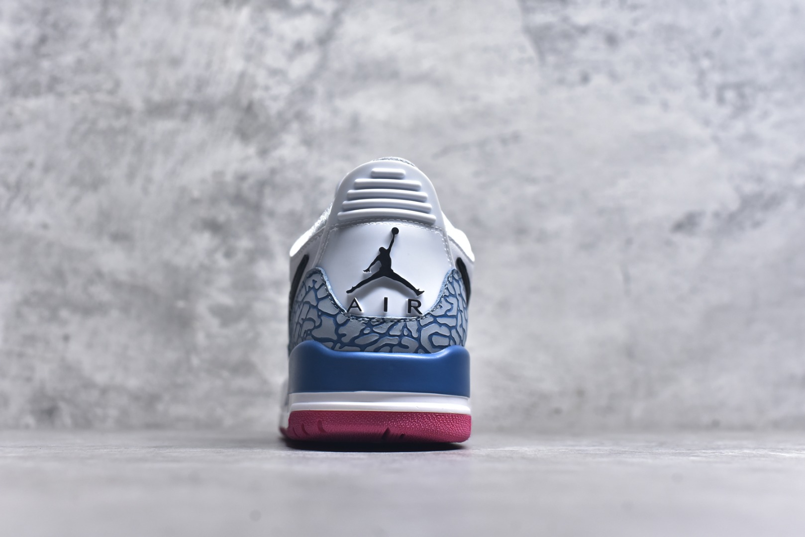 图片[5]-#开学季福利 Air Jordan Legacy AJ312 Low 低帮复古篮球鞋 市场最强独一档产物 全套原纸板楦头开发 原厂大底磨具加持立体防滑纹理 原档数据后跟TPU子母扣魔术贴 原装可视Air Sole气垫 原汁原味最完美的312代版型 唯一正确鞋头趴度弧度高度鞋身腰线 进口港宝加持 后跟自然饱满 全鞋荧光划线卡点 追求极致完美 每一双都是工艺品 多重QC质检 超越公司货的品控标准 实实在在的免检产品 鞋身采用了皮革材质打造 横跨鞋面的魔术贴十分吸睛 侧面的Swoosh Logo的一部分被鞋面遮挡了一部分 颇具玩味 魔术贴上标有NK标识 而鞋舌上是Jordan的经典红色飞翼Logo 后跟和鞋底均采用了AJ3的设计 后跟上同样也使用了经典的爆裂纹图案 尺码：36 36.5 37.5 38 38.5 39 40 40.5 41 42 42.5 43 44 44.5 45 46 47.5-选品中心