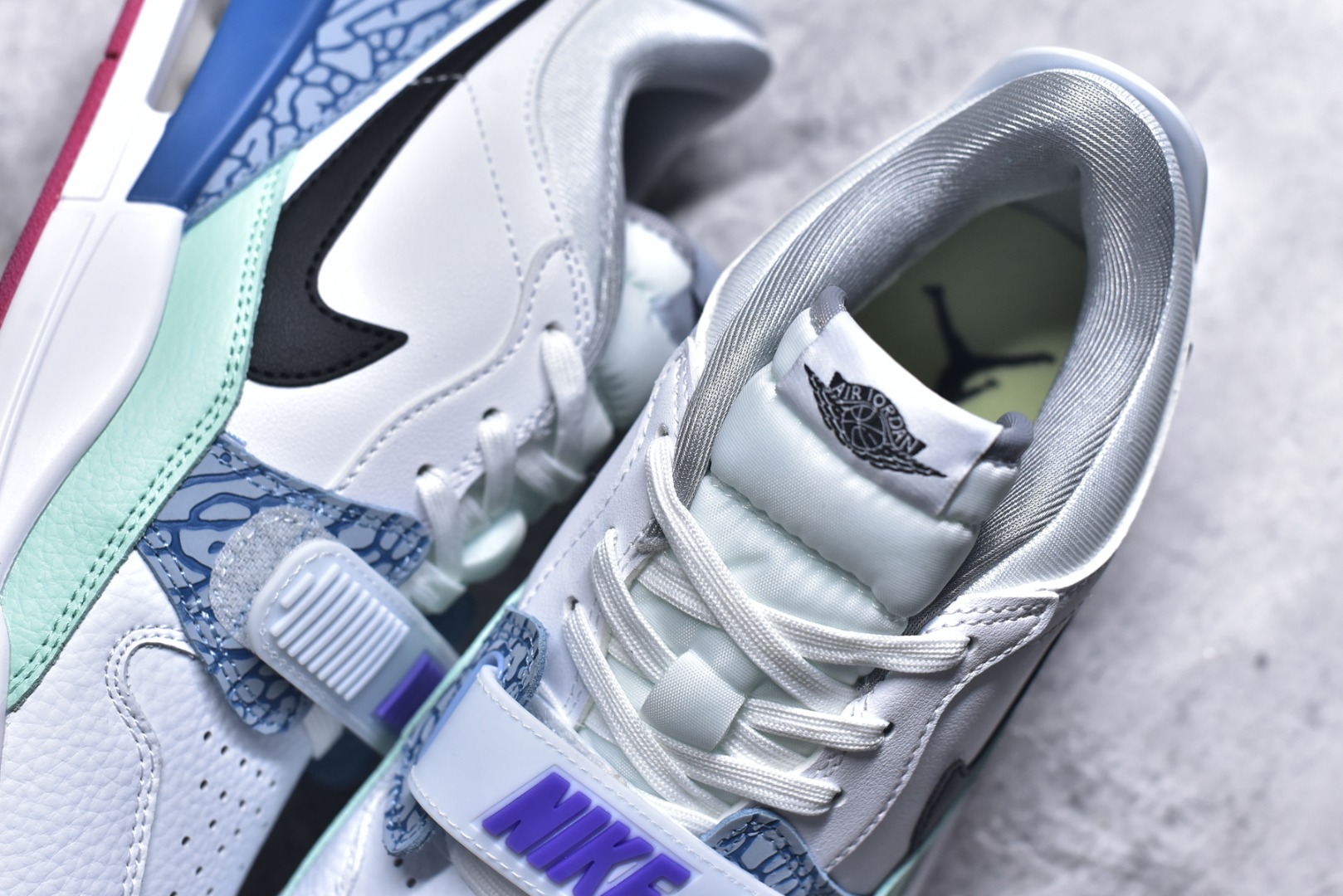 图片[9]-#开学季福利 Air Jordan Legacy AJ312 Low 低帮复古篮球鞋 市场最强独一档产物 全套原纸板楦头开发 原厂大底磨具加持立体防滑纹理 原档数据后跟TPU子母扣魔术贴 原装可视Air Sole气垫 原汁原味最完美的312代版型 唯一正确鞋头趴度弧度高度鞋身腰线 进口港宝加持 后跟自然饱满 全鞋荧光划线卡点 追求极致完美 每一双都是工艺品 多重QC质检 超越公司货的品控标准 实实在在的免检产品 鞋身采用了皮革材质打造 横跨鞋面的魔术贴十分吸睛 侧面的Swoosh Logo的一部分被鞋面遮挡了一部分 颇具玩味 魔术贴上标有NK标识 而鞋舌上是Jordan的经典红色飞翼Logo 后跟和鞋底均采用了AJ3的设计 后跟上同样也使用了经典的爆裂纹图案 尺码：36 36.5 37.5 38 38.5 39 40 40.5 41 42 42.5 43 44 44.5 45 46 47.5-选品中心