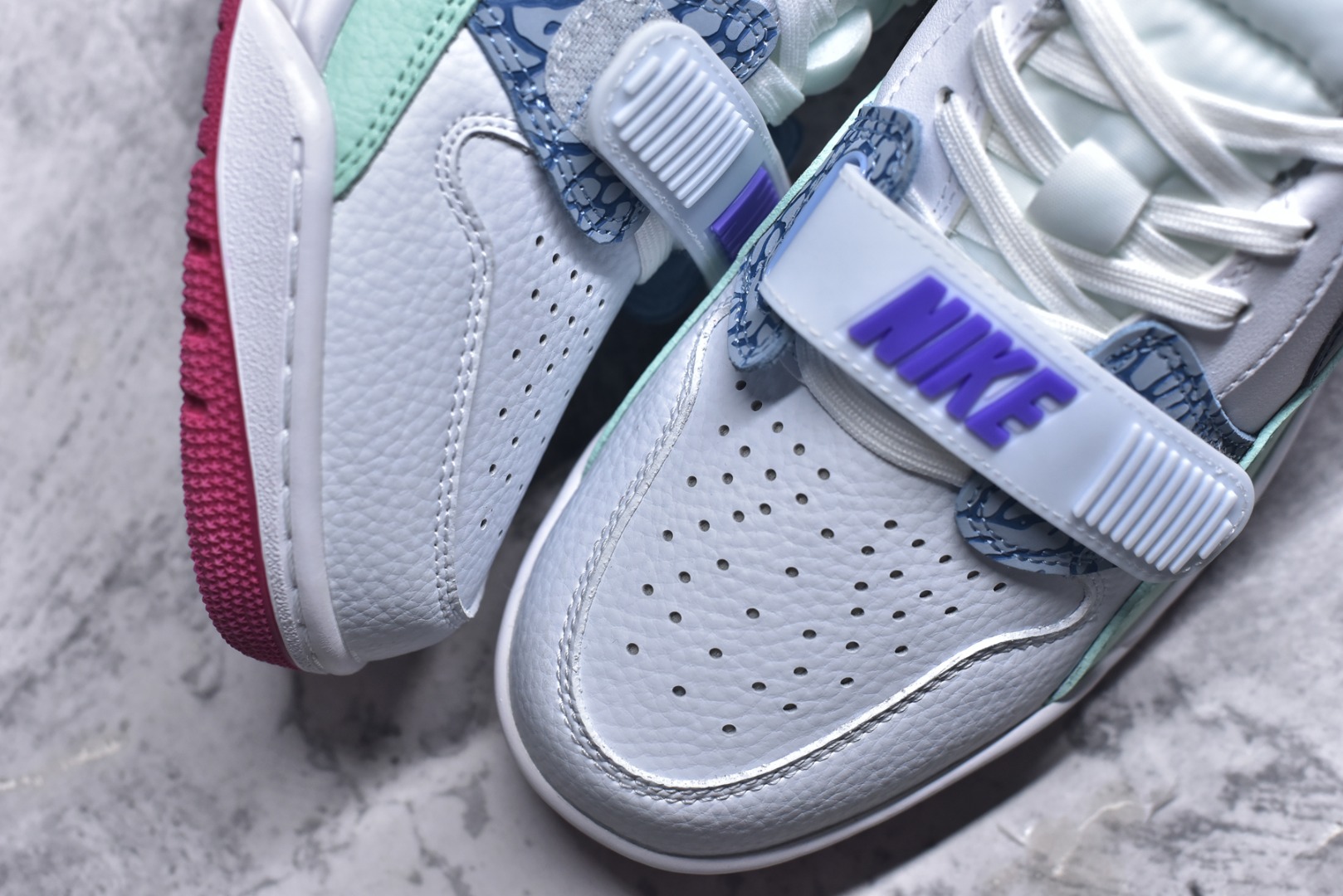 图片[8]-#开学季福利 Air Jordan Legacy AJ312 Low 低帮复古篮球鞋 市场最强独一档产物 全套原纸板楦头开发 原厂大底磨具加持立体防滑纹理 原档数据后跟TPU子母扣魔术贴 原装可视Air Sole气垫 原汁原味最完美的312代版型 唯一正确鞋头趴度弧度高度鞋身腰线 进口港宝加持 后跟自然饱满 全鞋荧光划线卡点 追求极致完美 每一双都是工艺品 多重QC质检 超越公司货的品控标准 实实在在的免检产品 鞋身采用了皮革材质打造 横跨鞋面的魔术贴十分吸睛 侧面的Swoosh Logo的一部分被鞋面遮挡了一部分 颇具玩味 魔术贴上标有NK标识 而鞋舌上是Jordan的经典红色飞翼Logo 后跟和鞋底均采用了AJ3的设计 后跟上同样也使用了经典的爆裂纹图案 尺码：36 36.5 37.5 38 38.5 39 40 40.5 41 42 42.5 43 44 44.5 45 46 47.5-选品中心