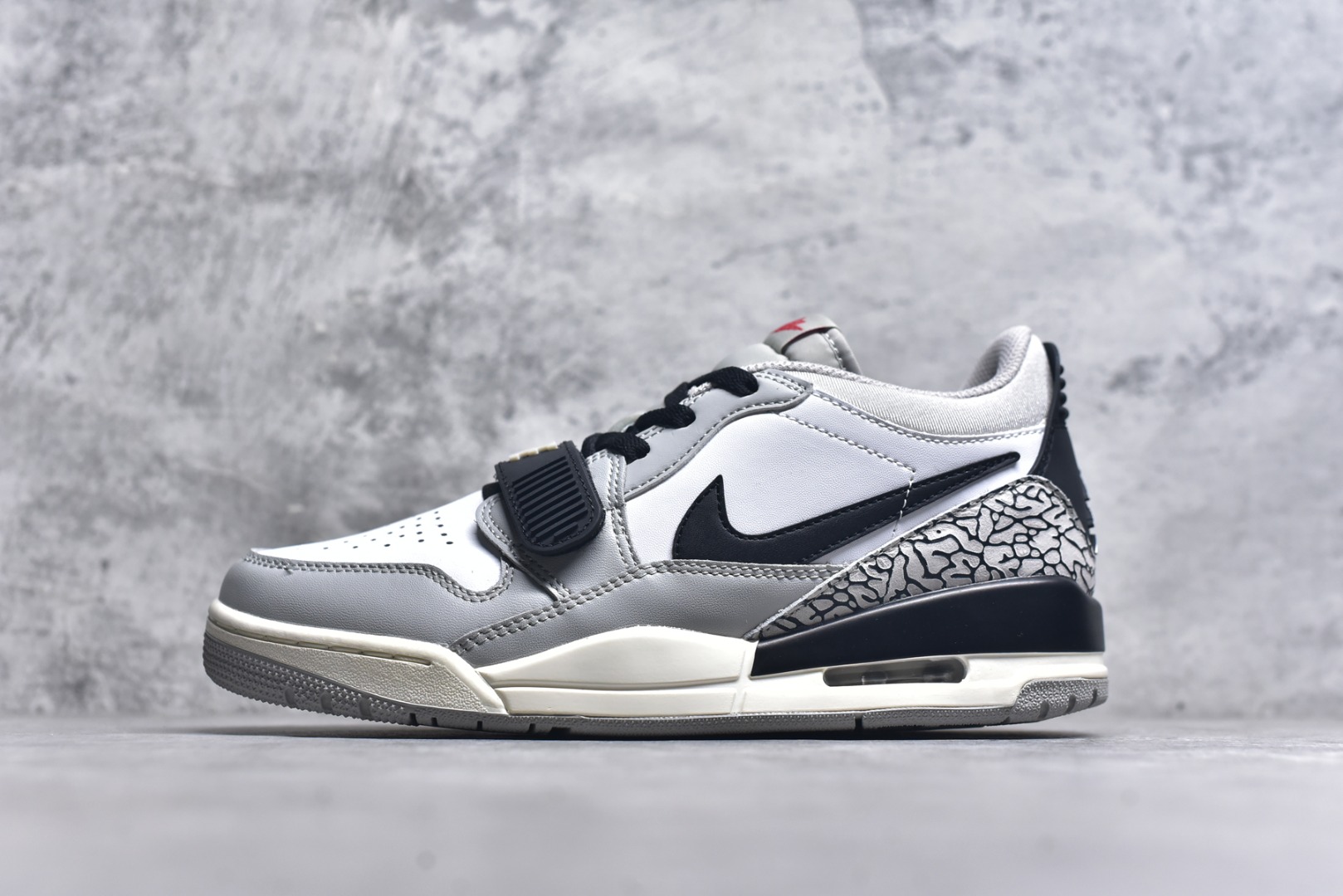 #开学季福利 Air Jordan Legacy AJ312 Low 低帮复古篮球鞋 市场最强独一档产物 全套原纸板楦头开发 原厂大底磨具加持立体防滑纹理 原档数据后跟TPU子母扣魔术贴 原装可视Air Sole气垫 原汁原味最完美的312代版型 唯一正确鞋头趴度弧度高度鞋身腰线 进口港宝加持 后跟自然饱满 全鞋荧光划线卡点 追求极致完美 每一双都是工艺品 多重QC质检 超越公司货的品控标准 实实在在的免检产品 鞋身采用了皮革材质打造 横跨鞋面的魔术贴十分吸睛 侧面的Swoosh Logo的一部分被鞋面遮挡了一部分 颇具玩味 魔术贴上标有NK标识 而鞋舌上是Jordan的经典红色飞翼Logo 后跟和鞋底均采用了AJ3的设计 后跟上同样也使用了经典的爆裂纹图案 尺码：36 36.5 37.5 38 38.5 39 40 40.5 41 42 42.5 43 44 44.5 45 46 47.5-选品中心