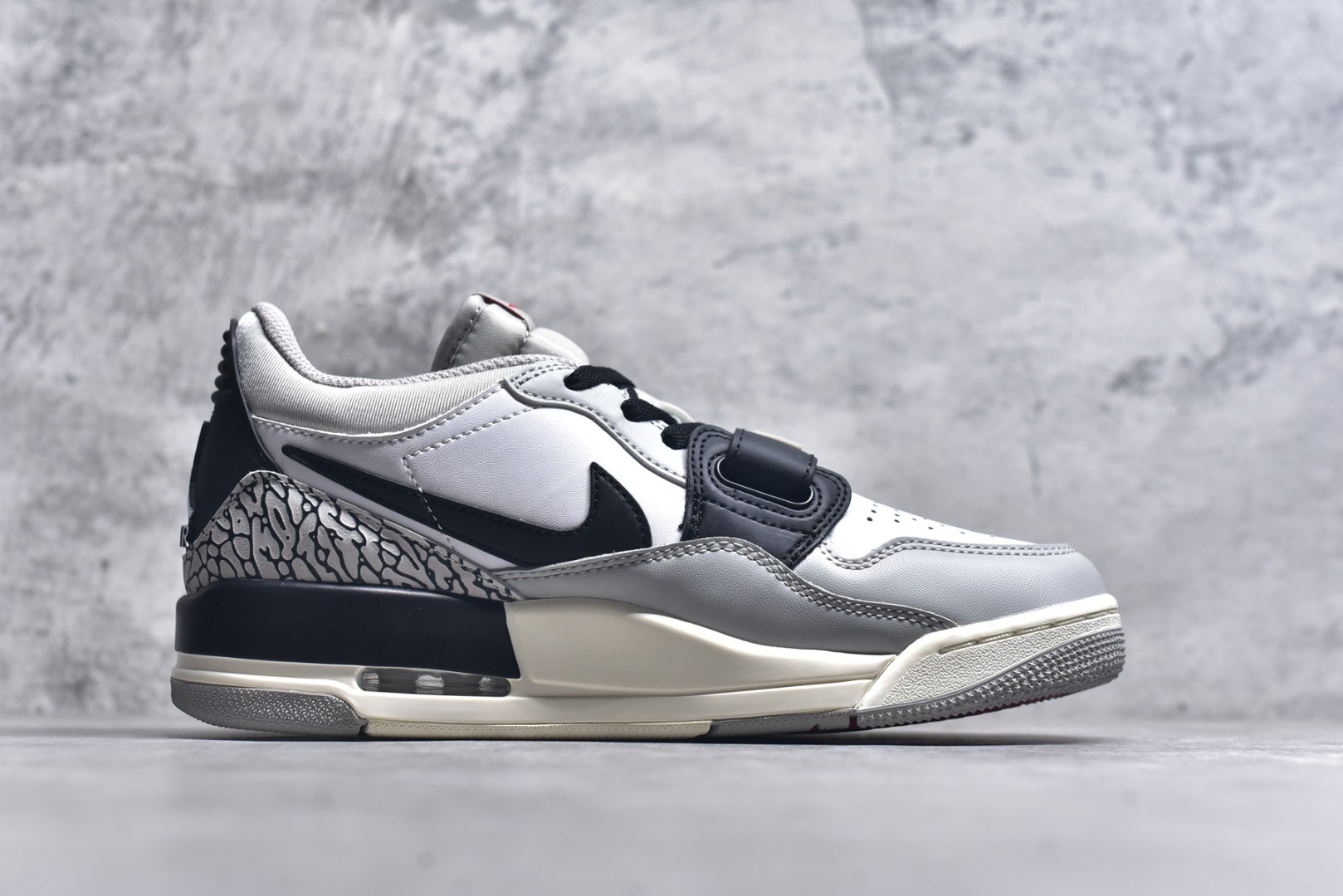 图片[3]-#开学季福利 Air Jordan Legacy AJ312 Low 低帮复古篮球鞋 市场最强独一档产物 全套原纸板楦头开发 原厂大底磨具加持立体防滑纹理 原档数据后跟TPU子母扣魔术贴 原装可视Air Sole气垫 原汁原味最完美的312代版型 唯一正确鞋头趴度弧度高度鞋身腰线 进口港宝加持 后跟自然饱满 全鞋荧光划线卡点 追求极致完美 每一双都是工艺品 多重QC质检 超越公司货的品控标准 实实在在的免检产品 鞋身采用了皮革材质打造 横跨鞋面的魔术贴十分吸睛 侧面的Swoosh Logo的一部分被鞋面遮挡了一部分 颇具玩味 魔术贴上标有NK标识 而鞋舌上是Jordan的经典红色飞翼Logo 后跟和鞋底均采用了AJ3的设计 后跟上同样也使用了经典的爆裂纹图案 尺码：36 36.5 37.5 38 38.5 39 40 40.5 41 42 42.5 43 44 44.5 45 46 47.5-选品中心