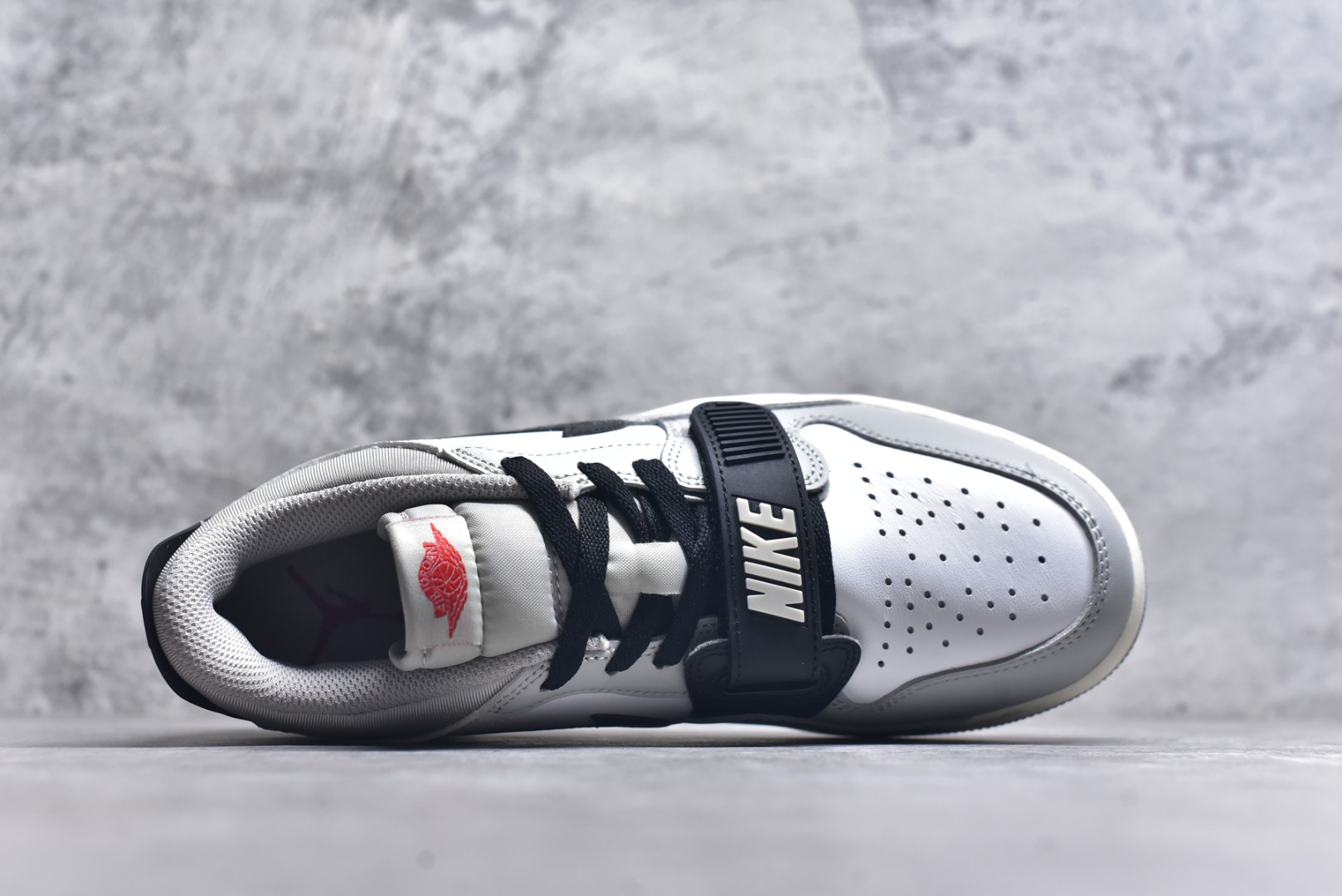 图片[4]-#开学季福利 Air Jordan Legacy AJ312 Low 低帮复古篮球鞋 市场最强独一档产物 全套原纸板楦头开发 原厂大底磨具加持立体防滑纹理 原档数据后跟TPU子母扣魔术贴 原装可视Air Sole气垫 原汁原味最完美的312代版型 唯一正确鞋头趴度弧度高度鞋身腰线 进口港宝加持 后跟自然饱满 全鞋荧光划线卡点 追求极致完美 每一双都是工艺品 多重QC质检 超越公司货的品控标准 实实在在的免检产品 鞋身采用了皮革材质打造 横跨鞋面的魔术贴十分吸睛 侧面的Swoosh Logo的一部分被鞋面遮挡了一部分 颇具玩味 魔术贴上标有NK标识 而鞋舌上是Jordan的经典红色飞翼Logo 后跟和鞋底均采用了AJ3的设计 后跟上同样也使用了经典的爆裂纹图案 尺码：36 36.5 37.5 38 38.5 39 40 40.5 41 42 42.5 43 44 44.5 45 46 47.5-选品中心