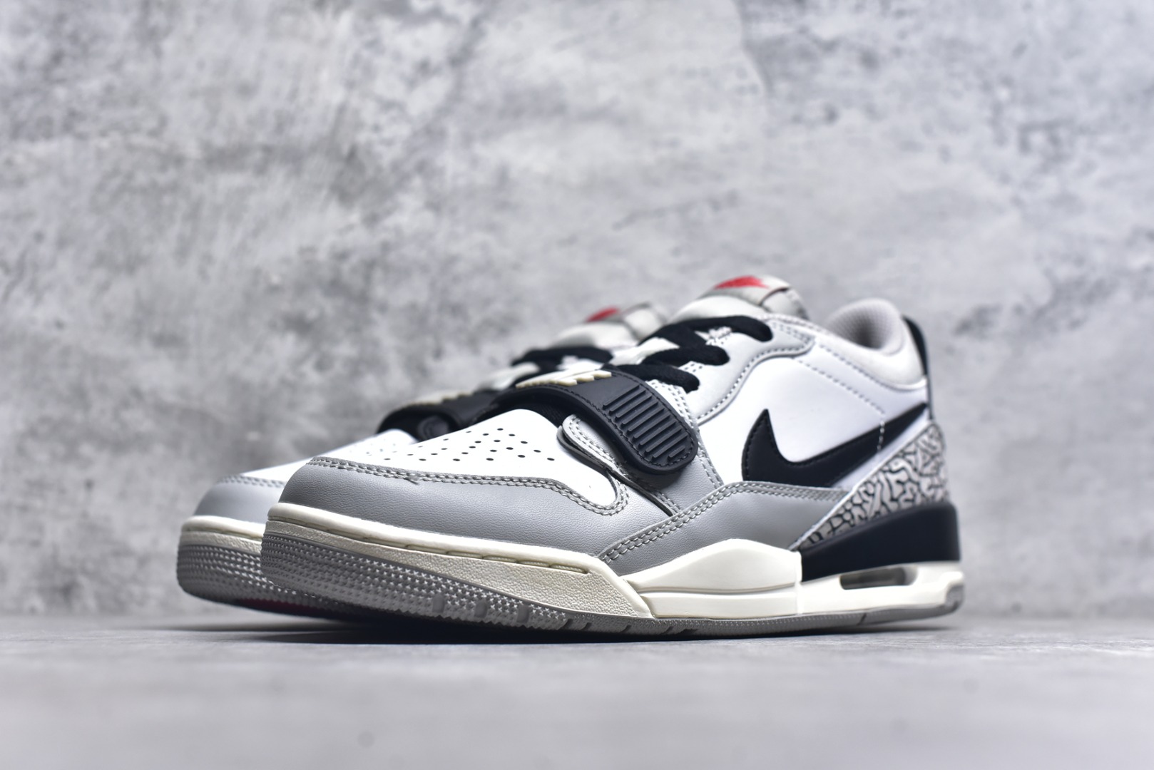 图片[2]-#开学季福利 Air Jordan Legacy AJ312 Low 低帮复古篮球鞋 市场最强独一档产物 全套原纸板楦头开发 原厂大底磨具加持立体防滑纹理 原档数据后跟TPU子母扣魔术贴 原装可视Air Sole气垫 原汁原味最完美的312代版型 唯一正确鞋头趴度弧度高度鞋身腰线 进口港宝加持 后跟自然饱满 全鞋荧光划线卡点 追求极致完美 每一双都是工艺品 多重QC质检 超越公司货的品控标准 实实在在的免检产品 鞋身采用了皮革材质打造 横跨鞋面的魔术贴十分吸睛 侧面的Swoosh Logo的一部分被鞋面遮挡了一部分 颇具玩味 魔术贴上标有NK标识 而鞋舌上是Jordan的经典红色飞翼Logo 后跟和鞋底均采用了AJ3的设计 后跟上同样也使用了经典的爆裂纹图案 尺码：36 36.5 37.5 38 38.5 39 40 40.5 41 42 42.5 43 44 44.5 45 46 47.5-选品中心