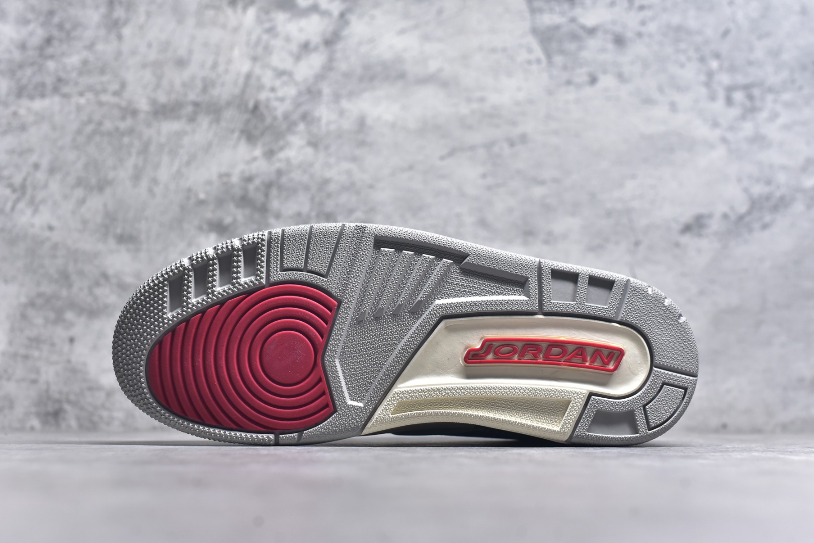 图片[6]-#开学季福利 Air Jordan Legacy AJ312 Low 低帮复古篮球鞋 市场最强独一档产物 全套原纸板楦头开发 原厂大底磨具加持立体防滑纹理 原档数据后跟TPU子母扣魔术贴 原装可视Air Sole气垫 原汁原味最完美的312代版型 唯一正确鞋头趴度弧度高度鞋身腰线 进口港宝加持 后跟自然饱满 全鞋荧光划线卡点 追求极致完美 每一双都是工艺品 多重QC质检 超越公司货的品控标准 实实在在的免检产品 鞋身采用了皮革材质打造 横跨鞋面的魔术贴十分吸睛 侧面的Swoosh Logo的一部分被鞋面遮挡了一部分 颇具玩味 魔术贴上标有NK标识 而鞋舌上是Jordan的经典红色飞翼Logo 后跟和鞋底均采用了AJ3的设计 后跟上同样也使用了经典的爆裂纹图案 尺码：36 36.5 37.5 38 38.5 39 40 40.5 41 42 42.5 43 44 44.5 45 46 47.5-选品中心