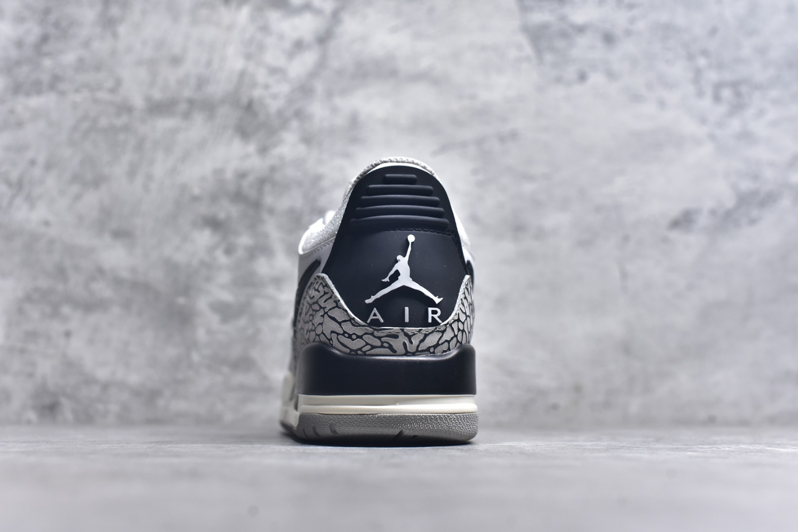 图片[5]-#开学季福利 Air Jordan Legacy AJ312 Low 低帮复古篮球鞋 市场最强独一档产物 全套原纸板楦头开发 原厂大底磨具加持立体防滑纹理 原档数据后跟TPU子母扣魔术贴 原装可视Air Sole气垫 原汁原味最完美的312代版型 唯一正确鞋头趴度弧度高度鞋身腰线 进口港宝加持 后跟自然饱满 全鞋荧光划线卡点 追求极致完美 每一双都是工艺品 多重QC质检 超越公司货的品控标准 实实在在的免检产品 鞋身采用了皮革材质打造 横跨鞋面的魔术贴十分吸睛 侧面的Swoosh Logo的一部分被鞋面遮挡了一部分 颇具玩味 魔术贴上标有NK标识 而鞋舌上是Jordan的经典红色飞翼Logo 后跟和鞋底均采用了AJ3的设计 后跟上同样也使用了经典的爆裂纹图案 尺码：36 36.5 37.5 38 38.5 39 40 40.5 41 42 42.5 43 44 44.5 45 46 47.5-选品中心
