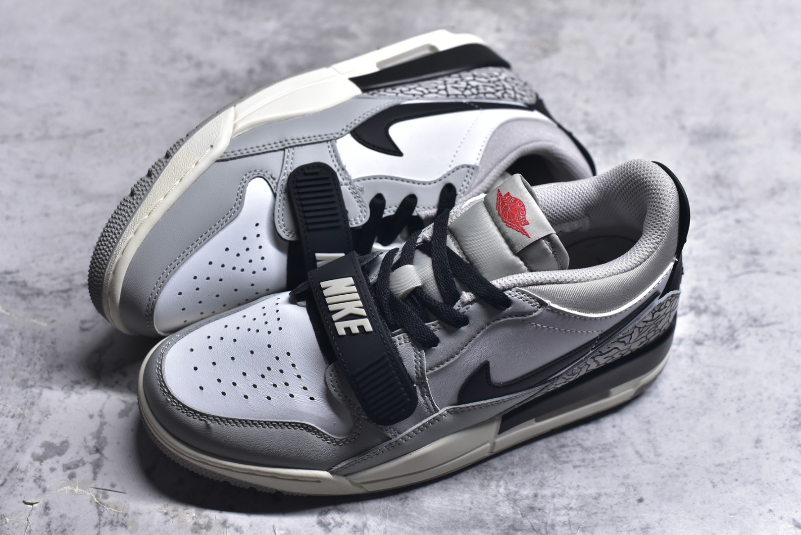 图片[7]-#开学季福利 Air Jordan Legacy AJ312 Low 低帮复古篮球鞋 市场最强独一档产物 全套原纸板楦头开发 原厂大底磨具加持立体防滑纹理 原档数据后跟TPU子母扣魔术贴 原装可视Air Sole气垫 原汁原味最完美的312代版型 唯一正确鞋头趴度弧度高度鞋身腰线 进口港宝加持 后跟自然饱满 全鞋荧光划线卡点 追求极致完美 每一双都是工艺品 多重QC质检 超越公司货的品控标准 实实在在的免检产品 鞋身采用了皮革材质打造 横跨鞋面的魔术贴十分吸睛 侧面的Swoosh Logo的一部分被鞋面遮挡了一部分 颇具玩味 魔术贴上标有NK标识 而鞋舌上是Jordan的经典红色飞翼Logo 后跟和鞋底均采用了AJ3的设计 后跟上同样也使用了经典的爆裂纹图案 尺码：36 36.5 37.5 38 38.5 39 40 40.5 41 42 42.5 43 44 44.5 45 46 47.5-选品中心