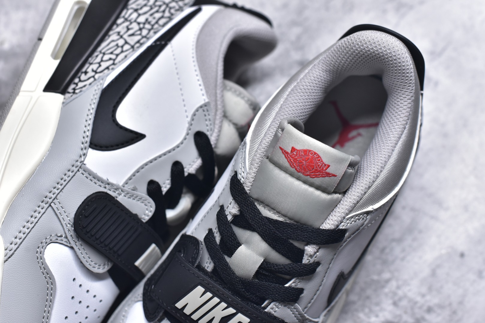 图片[9]-#开学季福利 Air Jordan Legacy AJ312 Low 低帮复古篮球鞋 市场最强独一档产物 全套原纸板楦头开发 原厂大底磨具加持立体防滑纹理 原档数据后跟TPU子母扣魔术贴 原装可视Air Sole气垫 原汁原味最完美的312代版型 唯一正确鞋头趴度弧度高度鞋身腰线 进口港宝加持 后跟自然饱满 全鞋荧光划线卡点 追求极致完美 每一双都是工艺品 多重QC质检 超越公司货的品控标准 实实在在的免检产品 鞋身采用了皮革材质打造 横跨鞋面的魔术贴十分吸睛 侧面的Swoosh Logo的一部分被鞋面遮挡了一部分 颇具玩味 魔术贴上标有NK标识 而鞋舌上是Jordan的经典红色飞翼Logo 后跟和鞋底均采用了AJ3的设计 后跟上同样也使用了经典的爆裂纹图案 尺码：36 36.5 37.5 38 38.5 39 40 40.5 41 42 42.5 43 44 44.5 45 46 47.5-选品中心