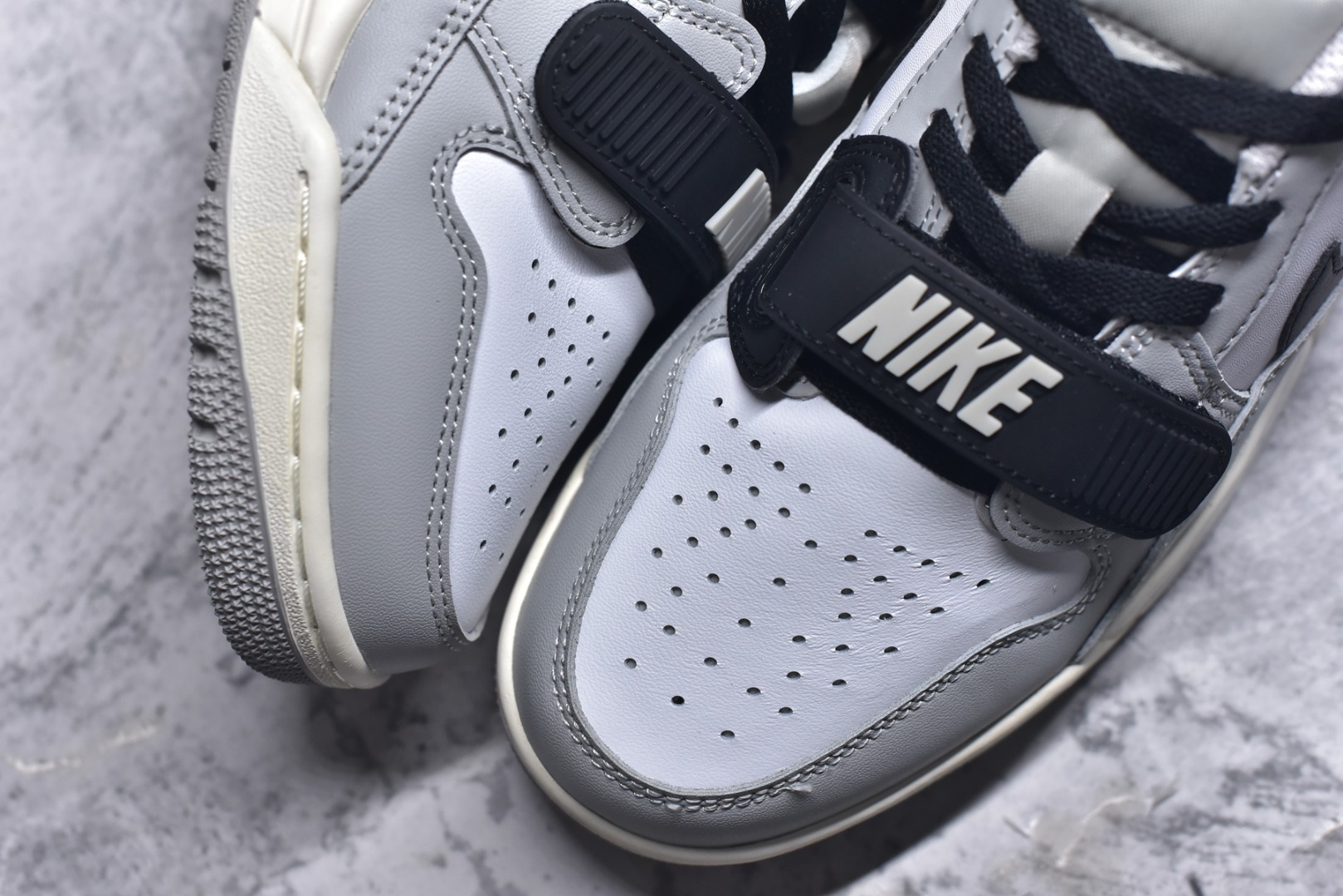 图片[8]-#开学季福利 Air Jordan Legacy AJ312 Low 低帮复古篮球鞋 市场最强独一档产物 全套原纸板楦头开发 原厂大底磨具加持立体防滑纹理 原档数据后跟TPU子母扣魔术贴 原装可视Air Sole气垫 原汁原味最完美的312代版型 唯一正确鞋头趴度弧度高度鞋身腰线 进口港宝加持 后跟自然饱满 全鞋荧光划线卡点 追求极致完美 每一双都是工艺品 多重QC质检 超越公司货的品控标准 实实在在的免检产品 鞋身采用了皮革材质打造 横跨鞋面的魔术贴十分吸睛 侧面的Swoosh Logo的一部分被鞋面遮挡了一部分 颇具玩味 魔术贴上标有NK标识 而鞋舌上是Jordan的经典红色飞翼Logo 后跟和鞋底均采用了AJ3的设计 后跟上同样也使用了经典的爆裂纹图案 尺码：36 36.5 37.5 38 38.5 39 40 40.5 41 42 42.5 43 44 44.5 45 46 47.5-选品中心