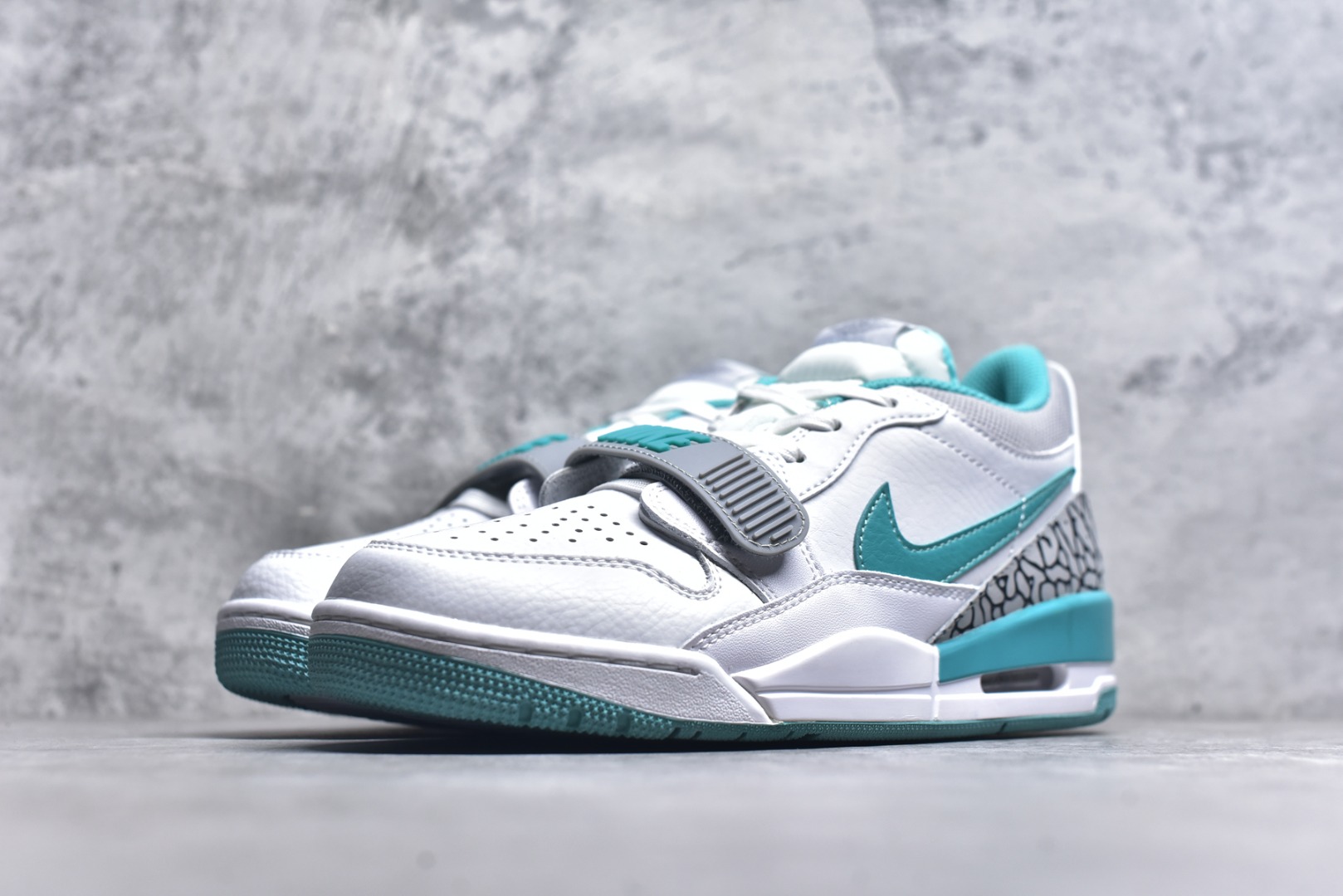 图片[2]-#开学季福利 Air Jordan Legacy AJ312 Low 低帮复古篮球鞋 市场最强独一档产物 全套原纸板楦头开发 原厂大底磨具加持立体防滑纹理 原档数据后跟TPU子母扣魔术贴 原装可视Air Sole气垫 原汁原味最完美的312代版型 唯一正确鞋头趴度弧度高度鞋身腰线 进口港宝加持 后跟自然饱满 全鞋荧光划线卡点 追求极致完美 每一双都是工艺品 多重QC质检 超越公司货的品控标准 实实在在的免检产品 鞋身采用了皮革材质打造 横跨鞋面的魔术贴十分吸睛 侧面的Swoosh Logo的一部分被鞋面遮挡了一部分 颇具玩味 魔术贴上标有NK标识 而鞋舌上是Jordan的经典红色飞翼Logo 后跟和鞋底均采用了AJ3的设计 后跟上同样也使用了经典的爆裂纹图案 尺码：36 36.5 37.5 38 38.5 39 40 40.5 41 42 42.5 43 44 44.5 45 46 47.5-选品中心