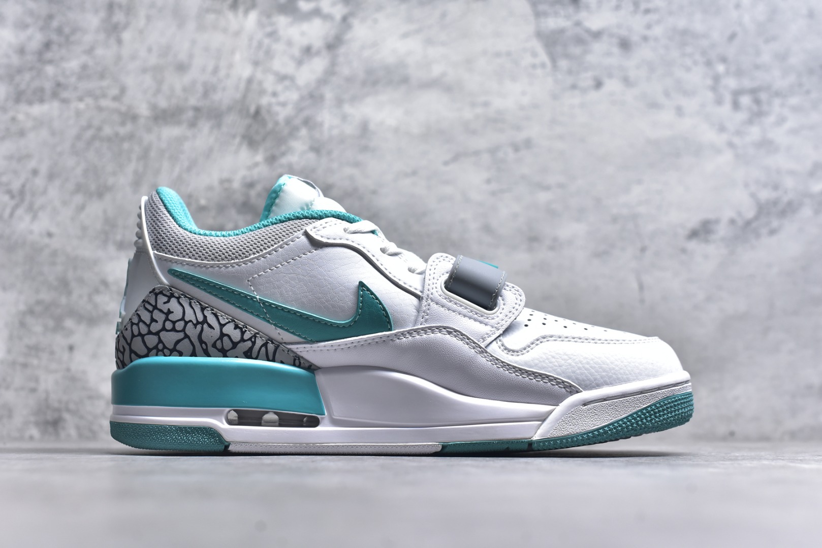 图片[3]-#开学季福利 Air Jordan Legacy AJ312 Low 低帮复古篮球鞋 市场最强独一档产物 全套原纸板楦头开发 原厂大底磨具加持立体防滑纹理 原档数据后跟TPU子母扣魔术贴 原装可视Air Sole气垫 原汁原味最完美的312代版型 唯一正确鞋头趴度弧度高度鞋身腰线 进口港宝加持 后跟自然饱满 全鞋荧光划线卡点 追求极致完美 每一双都是工艺品 多重QC质检 超越公司货的品控标准 实实在在的免检产品 鞋身采用了皮革材质打造 横跨鞋面的魔术贴十分吸睛 侧面的Swoosh Logo的一部分被鞋面遮挡了一部分 颇具玩味 魔术贴上标有NK标识 而鞋舌上是Jordan的经典红色飞翼Logo 后跟和鞋底均采用了AJ3的设计 后跟上同样也使用了经典的爆裂纹图案 尺码：36 36.5 37.5 38 38.5 39 40 40.5 41 42 42.5 43 44 44.5 45 46 47.5-选品中心