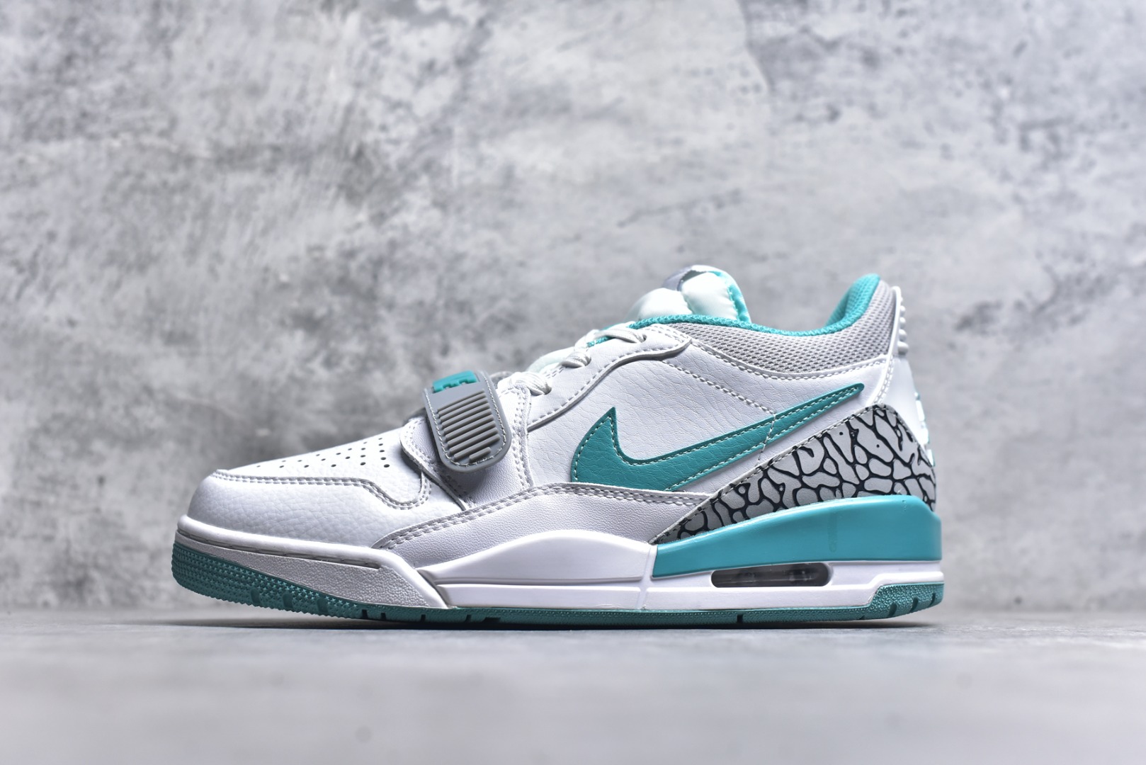 #开学季福利 Air Jordan Legacy AJ312 Low 低帮复古篮球鞋 市场最强独一档产物 全套原纸板楦头开发 原厂大底磨具加持立体防滑纹理 原档数据后跟TPU子母扣魔术贴 原装可视Air Sole气垫 原汁原味最完美的312代版型 唯一正确鞋头趴度弧度高度鞋身腰线 进口港宝加持 后跟自然饱满 全鞋荧光划线卡点 追求极致完美 每一双都是工艺品 多重QC质检 超越公司货的品控标准 实实在在的免检产品 鞋身采用了皮革材质打造 横跨鞋面的魔术贴十分吸睛 侧面的Swoosh Logo的一部分被鞋面遮挡了一部分 颇具玩味 魔术贴上标有NK标识 而鞋舌上是Jordan的经典红色飞翼Logo 后跟和鞋底均采用了AJ3的设计 后跟上同样也使用了经典的爆裂纹图案 尺码：36 36.5 37.5 38 38.5 39 40 40.5 41 42 42.5 43 44 44.5 45 46 47.5-选品中心