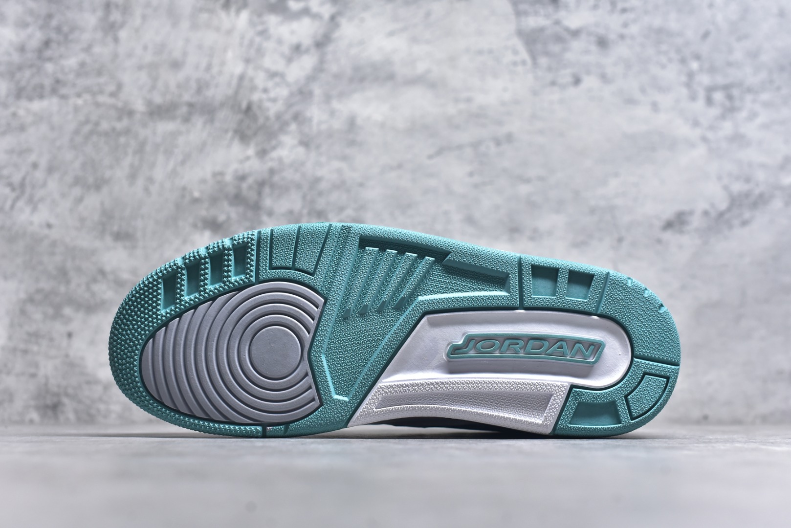 图片[6]-#开学季福利 Air Jordan Legacy AJ312 Low 低帮复古篮球鞋 市场最强独一档产物 全套原纸板楦头开发 原厂大底磨具加持立体防滑纹理 原档数据后跟TPU子母扣魔术贴 原装可视Air Sole气垫 原汁原味最完美的312代版型 唯一正确鞋头趴度弧度高度鞋身腰线 进口港宝加持 后跟自然饱满 全鞋荧光划线卡点 追求极致完美 每一双都是工艺品 多重QC质检 超越公司货的品控标准 实实在在的免检产品 鞋身采用了皮革材质打造 横跨鞋面的魔术贴十分吸睛 侧面的Swoosh Logo的一部分被鞋面遮挡了一部分 颇具玩味 魔术贴上标有NK标识 而鞋舌上是Jordan的经典红色飞翼Logo 后跟和鞋底均采用了AJ3的设计 后跟上同样也使用了经典的爆裂纹图案 尺码：36 36.5 37.5 38 38.5 39 40 40.5 41 42 42.5 43 44 44.5 45 46 47.5-选品中心