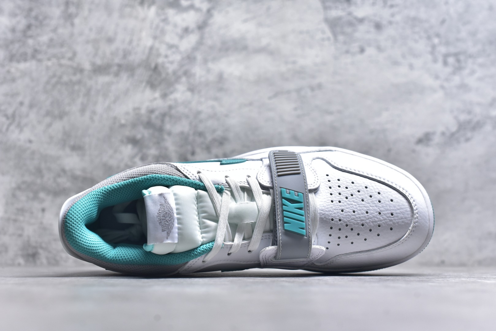 图片[4]-#开学季福利 Air Jordan Legacy AJ312 Low 低帮复古篮球鞋 市场最强独一档产物 全套原纸板楦头开发 原厂大底磨具加持立体防滑纹理 原档数据后跟TPU子母扣魔术贴 原装可视Air Sole气垫 原汁原味最完美的312代版型 唯一正确鞋头趴度弧度高度鞋身腰线 进口港宝加持 后跟自然饱满 全鞋荧光划线卡点 追求极致完美 每一双都是工艺品 多重QC质检 超越公司货的品控标准 实实在在的免检产品 鞋身采用了皮革材质打造 横跨鞋面的魔术贴十分吸睛 侧面的Swoosh Logo的一部分被鞋面遮挡了一部分 颇具玩味 魔术贴上标有NK标识 而鞋舌上是Jordan的经典红色飞翼Logo 后跟和鞋底均采用了AJ3的设计 后跟上同样也使用了经典的爆裂纹图案 尺码：36 36.5 37.5 38 38.5 39 40 40.5 41 42 42.5 43 44 44.5 45 46 47.5-选品中心