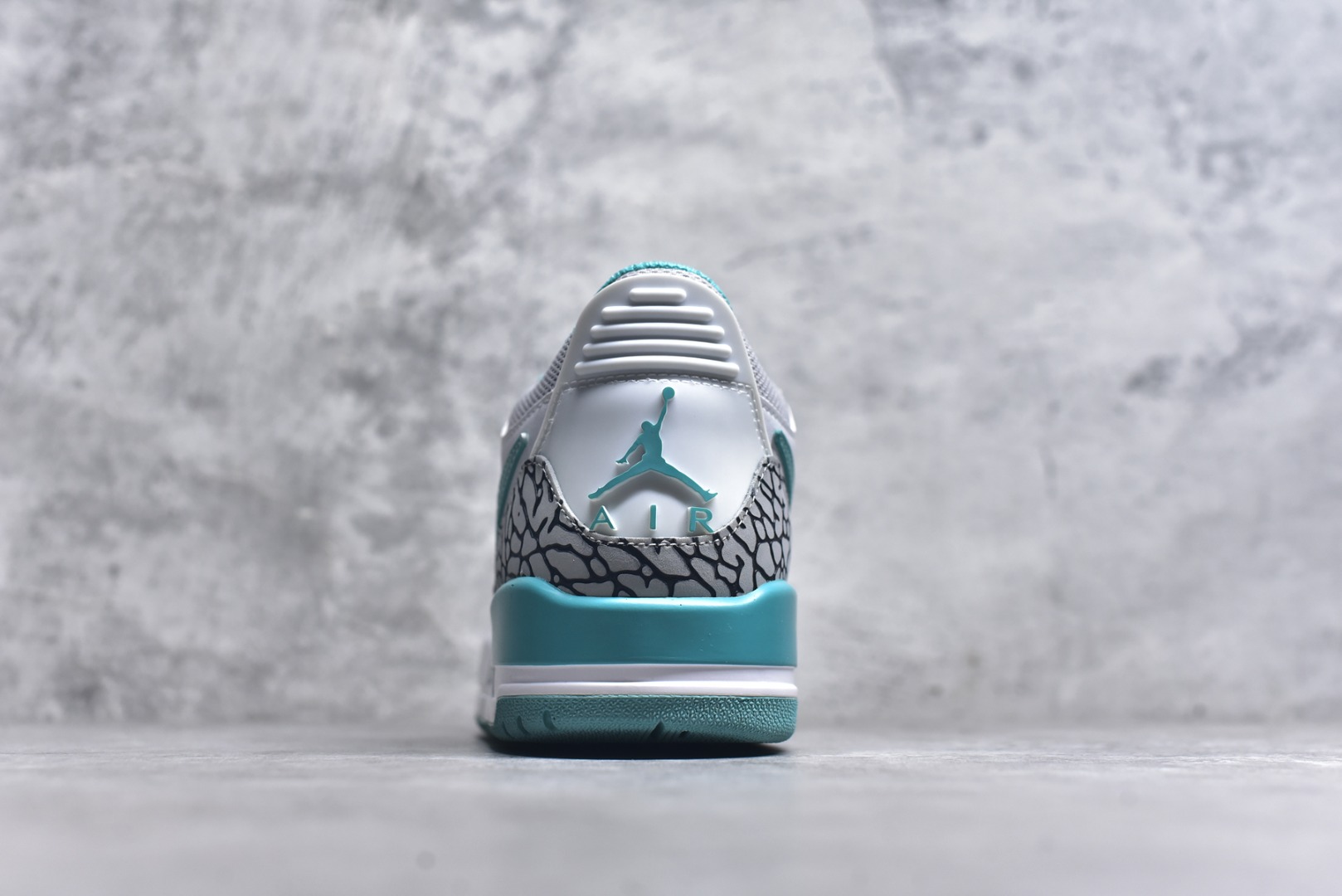 图片[5]-#开学季福利 Air Jordan Legacy AJ312 Low 低帮复古篮球鞋 市场最强独一档产物 全套原纸板楦头开发 原厂大底磨具加持立体防滑纹理 原档数据后跟TPU子母扣魔术贴 原装可视Air Sole气垫 原汁原味最完美的312代版型 唯一正确鞋头趴度弧度高度鞋身腰线 进口港宝加持 后跟自然饱满 全鞋荧光划线卡点 追求极致完美 每一双都是工艺品 多重QC质检 超越公司货的品控标准 实实在在的免检产品 鞋身采用了皮革材质打造 横跨鞋面的魔术贴十分吸睛 侧面的Swoosh Logo的一部分被鞋面遮挡了一部分 颇具玩味 魔术贴上标有NK标识 而鞋舌上是Jordan的经典红色飞翼Logo 后跟和鞋底均采用了AJ3的设计 后跟上同样也使用了经典的爆裂纹图案 尺码：36 36.5 37.5 38 38.5 39 40 40.5 41 42 42.5 43 44 44.5 45 46 47.5-选品中心