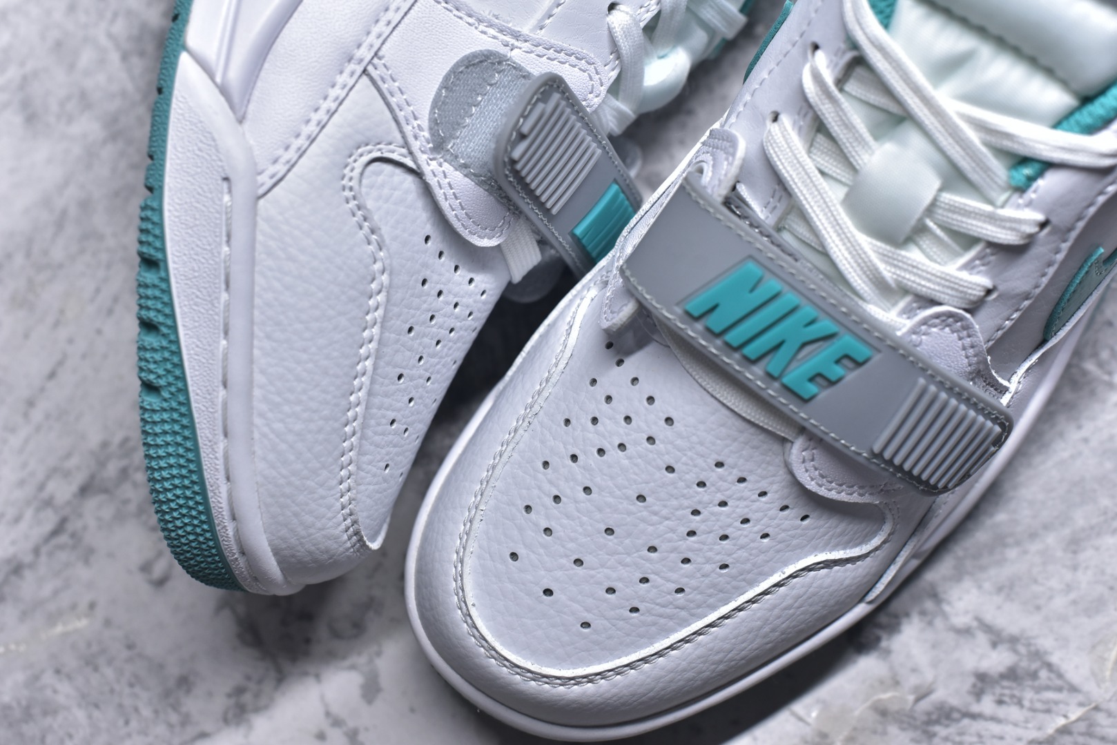 图片[8]-#开学季福利 Air Jordan Legacy AJ312 Low 低帮复古篮球鞋 市场最强独一档产物 全套原纸板楦头开发 原厂大底磨具加持立体防滑纹理 原档数据后跟TPU子母扣魔术贴 原装可视Air Sole气垫 原汁原味最完美的312代版型 唯一正确鞋头趴度弧度高度鞋身腰线 进口港宝加持 后跟自然饱满 全鞋荧光划线卡点 追求极致完美 每一双都是工艺品 多重QC质检 超越公司货的品控标准 实实在在的免检产品 鞋身采用了皮革材质打造 横跨鞋面的魔术贴十分吸睛 侧面的Swoosh Logo的一部分被鞋面遮挡了一部分 颇具玩味 魔术贴上标有NK标识 而鞋舌上是Jordan的经典红色飞翼Logo 后跟和鞋底均采用了AJ3的设计 后跟上同样也使用了经典的爆裂纹图案 尺码：36 36.5 37.5 38 38.5 39 40 40.5 41 42 42.5 43 44 44.5 45 46 47.5-选品中心