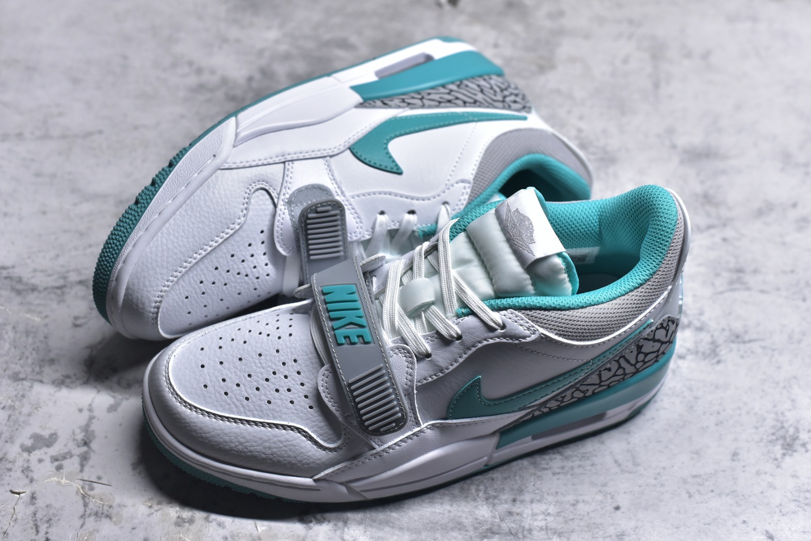 图片[7]-#开学季福利 Air Jordan Legacy AJ312 Low 低帮复古篮球鞋 市场最强独一档产物 全套原纸板楦头开发 原厂大底磨具加持立体防滑纹理 原档数据后跟TPU子母扣魔术贴 原装可视Air Sole气垫 原汁原味最完美的312代版型 唯一正确鞋头趴度弧度高度鞋身腰线 进口港宝加持 后跟自然饱满 全鞋荧光划线卡点 追求极致完美 每一双都是工艺品 多重QC质检 超越公司货的品控标准 实实在在的免检产品 鞋身采用了皮革材质打造 横跨鞋面的魔术贴十分吸睛 侧面的Swoosh Logo的一部分被鞋面遮挡了一部分 颇具玩味 魔术贴上标有NK标识 而鞋舌上是Jordan的经典红色飞翼Logo 后跟和鞋底均采用了AJ3的设计 后跟上同样也使用了经典的爆裂纹图案 尺码：36 36.5 37.5 38 38.5 39 40 40.5 41 42 42.5 43 44 44.5 45 46 47.5-选品中心