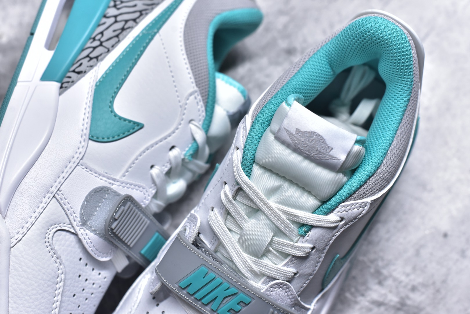 图片[9]-#开学季福利 Air Jordan Legacy AJ312 Low 低帮复古篮球鞋 市场最强独一档产物 全套原纸板楦头开发 原厂大底磨具加持立体防滑纹理 原档数据后跟TPU子母扣魔术贴 原装可视Air Sole气垫 原汁原味最完美的312代版型 唯一正确鞋头趴度弧度高度鞋身腰线 进口港宝加持 后跟自然饱满 全鞋荧光划线卡点 追求极致完美 每一双都是工艺品 多重QC质检 超越公司货的品控标准 实实在在的免检产品 鞋身采用了皮革材质打造 横跨鞋面的魔术贴十分吸睛 侧面的Swoosh Logo的一部分被鞋面遮挡了一部分 颇具玩味 魔术贴上标有NK标识 而鞋舌上是Jordan的经典红色飞翼Logo 后跟和鞋底均采用了AJ3的设计 后跟上同样也使用了经典的爆裂纹图案 尺码：36 36.5 37.5 38 38.5 39 40 40.5 41 42 42.5 43 44 44.5 45 46 47.5-选品中心