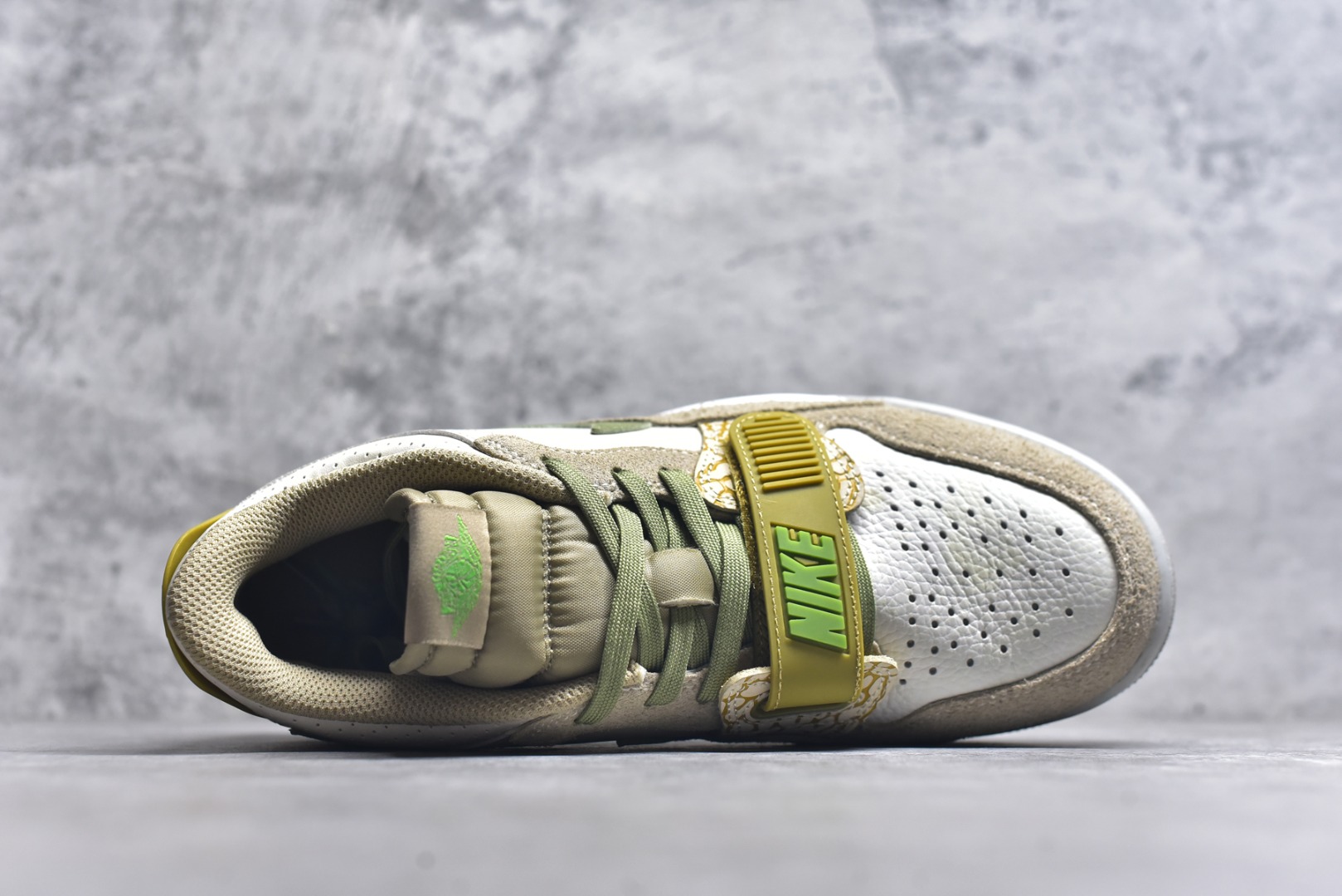 图片[4]-#开学季福利 Air Jordan Legacy AJ312 Low 低帮复古篮球鞋 市场最强独一档产物 全套原纸板楦头开发 原厂大底磨具加持立体防滑纹理 原档数据后跟TPU子母扣魔术贴 原装可视Air Sole气垫 原汁原味最完美的312代版型 唯一正确鞋头趴度弧度高度鞋身腰线 进口港宝加持 后跟自然饱满 全鞋荧光划线卡点 追求极致完美 每一双都是工艺品 多重QC质检 超越公司货的品控标准 实实在在的免检产品 鞋身采用了皮革材质打造 横跨鞋面的魔术贴十分吸睛 侧面的Swoosh Logo的一部分被鞋面遮挡了一部分 颇具玩味 魔术贴上标有NK标识 而鞋舌上是Jordan的经典红色飞翼Logo 后跟和鞋底均采用了AJ3的设计 后跟上同样也使用了经典的爆裂纹图案 尺码：36 36.5 37.5 38 38.5 39 40 40.5 41 42 42.5 43 44 44.5 45 46 47.5-选品中心