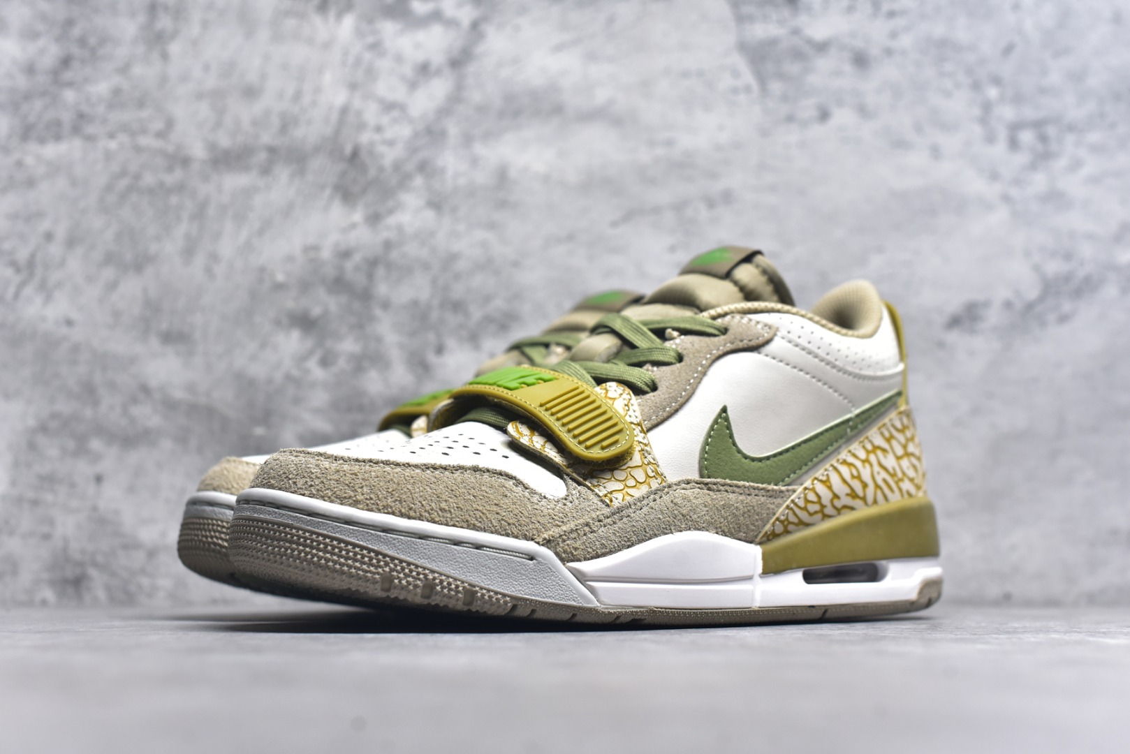 图片[2]-#开学季福利 Air Jordan Legacy AJ312 Low 低帮复古篮球鞋 市场最强独一档产物 全套原纸板楦头开发 原厂大底磨具加持立体防滑纹理 原档数据后跟TPU子母扣魔术贴 原装可视Air Sole气垫 原汁原味最完美的312代版型 唯一正确鞋头趴度弧度高度鞋身腰线 进口港宝加持 后跟自然饱满 全鞋荧光划线卡点 追求极致完美 每一双都是工艺品 多重QC质检 超越公司货的品控标准 实实在在的免检产品 鞋身采用了皮革材质打造 横跨鞋面的魔术贴十分吸睛 侧面的Swoosh Logo的一部分被鞋面遮挡了一部分 颇具玩味 魔术贴上标有NK标识 而鞋舌上是Jordan的经典红色飞翼Logo 后跟和鞋底均采用了AJ3的设计 后跟上同样也使用了经典的爆裂纹图案 尺码：36 36.5 37.5 38 38.5 39 40 40.5 41 42 42.5 43 44 44.5 45 46 47.5-选品中心