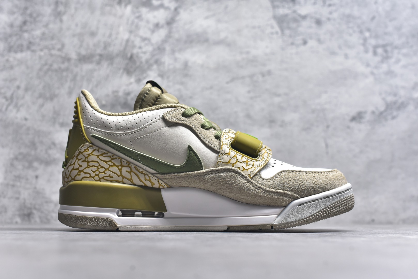 图片[3]-#开学季福利 Air Jordan Legacy AJ312 Low 低帮复古篮球鞋 市场最强独一档产物 全套原纸板楦头开发 原厂大底磨具加持立体防滑纹理 原档数据后跟TPU子母扣魔术贴 原装可视Air Sole气垫 原汁原味最完美的312代版型 唯一正确鞋头趴度弧度高度鞋身腰线 进口港宝加持 后跟自然饱满 全鞋荧光划线卡点 追求极致完美 每一双都是工艺品 多重QC质检 超越公司货的品控标准 实实在在的免检产品 鞋身采用了皮革材质打造 横跨鞋面的魔术贴十分吸睛 侧面的Swoosh Logo的一部分被鞋面遮挡了一部分 颇具玩味 魔术贴上标有NK标识 而鞋舌上是Jordan的经典红色飞翼Logo 后跟和鞋底均采用了AJ3的设计 后跟上同样也使用了经典的爆裂纹图案 尺码：36 36.5 37.5 38 38.5 39 40 40.5 41 42 42.5 43 44 44.5 45 46 47.5-选品中心