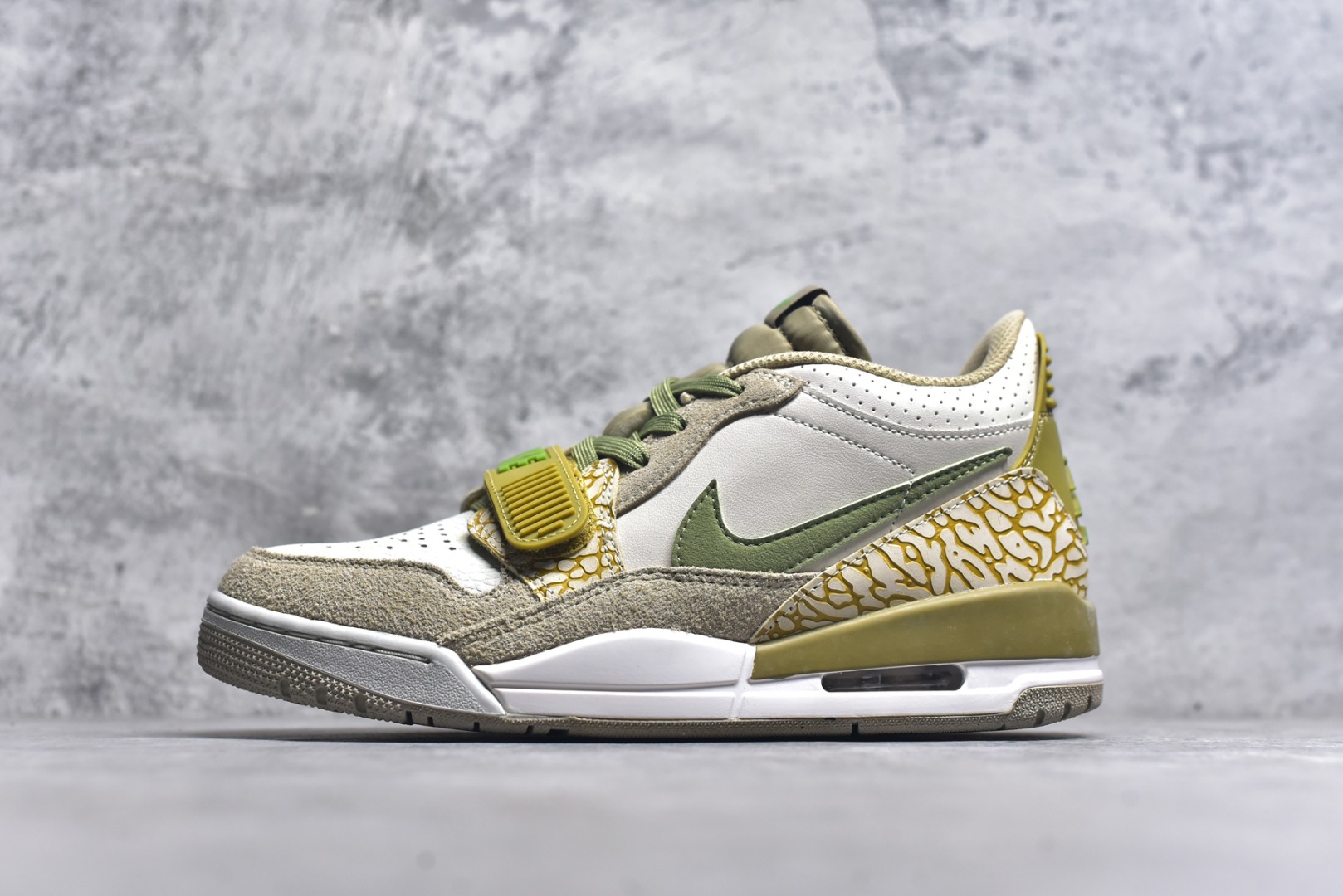 #开学季福利 Air Jordan Legacy AJ312 Low 低帮复古篮球鞋 市场最强独一档产物 全套原纸板楦头开发 原厂大底磨具加持立体防滑纹理 原档数据后跟TPU子母扣魔术贴 原装可视Air Sole气垫 原汁原味最完美的312代版型 唯一正确鞋头趴度弧度高度鞋身腰线 进口港宝加持 后跟自然饱满 全鞋荧光划线卡点 追求极致完美 每一双都是工艺品 多重QC质检 超越公司货的品控标准 实实在在的免检产品 鞋身采用了皮革材质打造 横跨鞋面的魔术贴十分吸睛 侧面的Swoosh Logo的一部分被鞋面遮挡了一部分 颇具玩味 魔术贴上标有NK标识 而鞋舌上是Jordan的经典红色飞翼Logo 后跟和鞋底均采用了AJ3的设计 后跟上同样也使用了经典的爆裂纹图案 尺码：36 36.5 37.5 38 38.5 39 40 40.5 41 42 42.5 43 44 44.5 45 46 47.5-选品中心