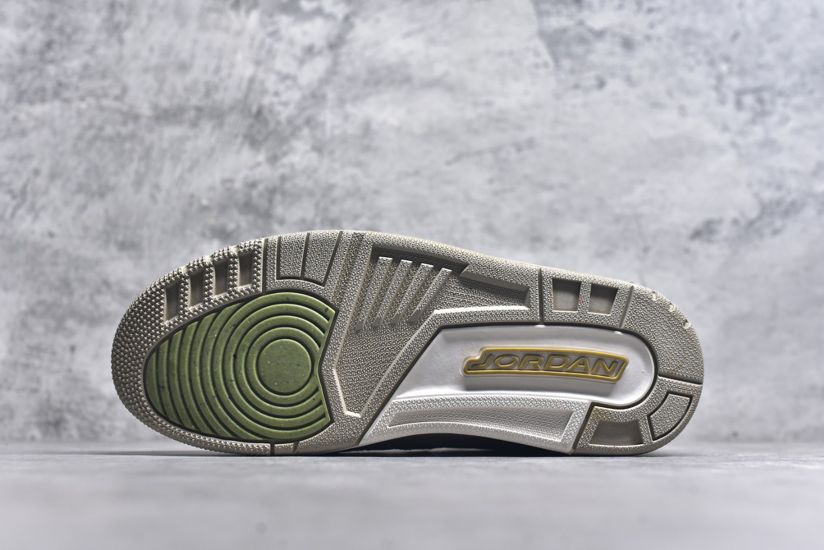 图片[6]-#开学季福利 Air Jordan Legacy AJ312 Low 低帮复古篮球鞋 市场最强独一档产物 全套原纸板楦头开发 原厂大底磨具加持立体防滑纹理 原档数据后跟TPU子母扣魔术贴 原装可视Air Sole气垫 原汁原味最完美的312代版型 唯一正确鞋头趴度弧度高度鞋身腰线 进口港宝加持 后跟自然饱满 全鞋荧光划线卡点 追求极致完美 每一双都是工艺品 多重QC质检 超越公司货的品控标准 实实在在的免检产品 鞋身采用了皮革材质打造 横跨鞋面的魔术贴十分吸睛 侧面的Swoosh Logo的一部分被鞋面遮挡了一部分 颇具玩味 魔术贴上标有NK标识 而鞋舌上是Jordan的经典红色飞翼Logo 后跟和鞋底均采用了AJ3的设计 后跟上同样也使用了经典的爆裂纹图案 尺码：36 36.5 37.5 38 38.5 39 40 40.5 41 42 42.5 43 44 44.5 45 46 47.5-选品中心