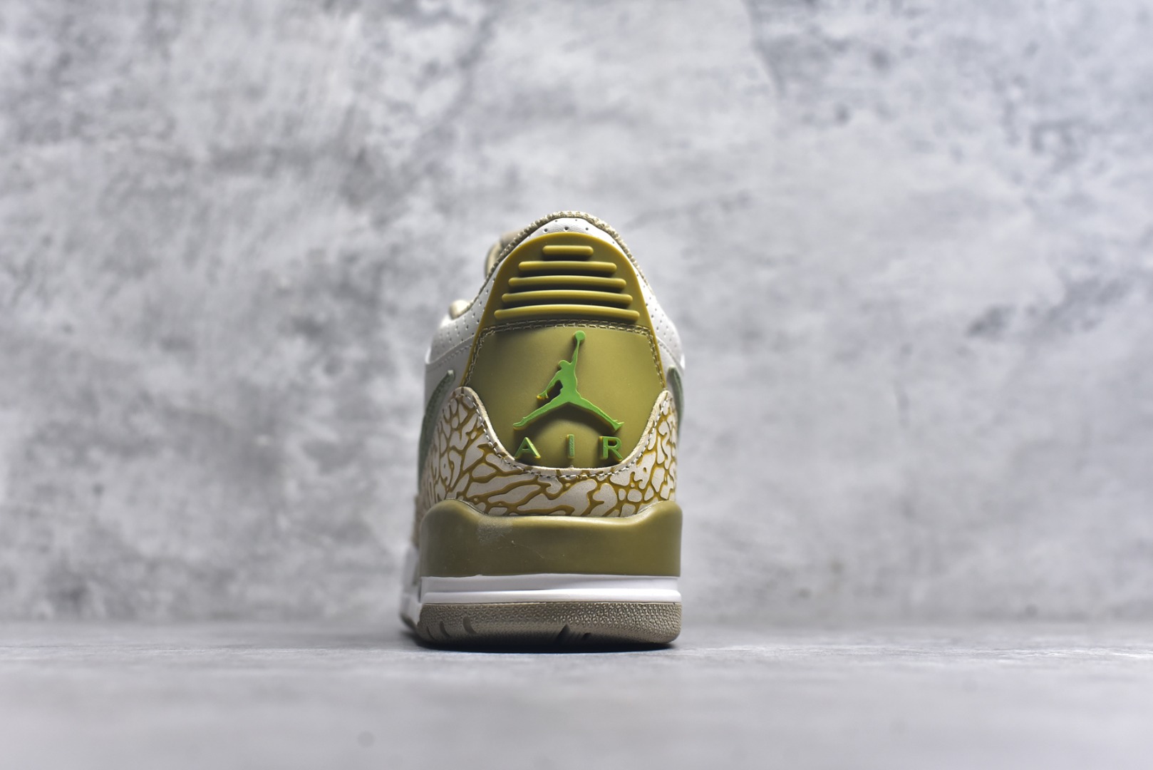 图片[5]-#开学季福利 Air Jordan Legacy AJ312 Low 低帮复古篮球鞋 市场最强独一档产物 全套原纸板楦头开发 原厂大底磨具加持立体防滑纹理 原档数据后跟TPU子母扣魔术贴 原装可视Air Sole气垫 原汁原味最完美的312代版型 唯一正确鞋头趴度弧度高度鞋身腰线 进口港宝加持 后跟自然饱满 全鞋荧光划线卡点 追求极致完美 每一双都是工艺品 多重QC质检 超越公司货的品控标准 实实在在的免检产品 鞋身采用了皮革材质打造 横跨鞋面的魔术贴十分吸睛 侧面的Swoosh Logo的一部分被鞋面遮挡了一部分 颇具玩味 魔术贴上标有NK标识 而鞋舌上是Jordan的经典红色飞翼Logo 后跟和鞋底均采用了AJ3的设计 后跟上同样也使用了经典的爆裂纹图案 尺码：36 36.5 37.5 38 38.5 39 40 40.5 41 42 42.5 43 44 44.5 45 46 47.5-选品中心