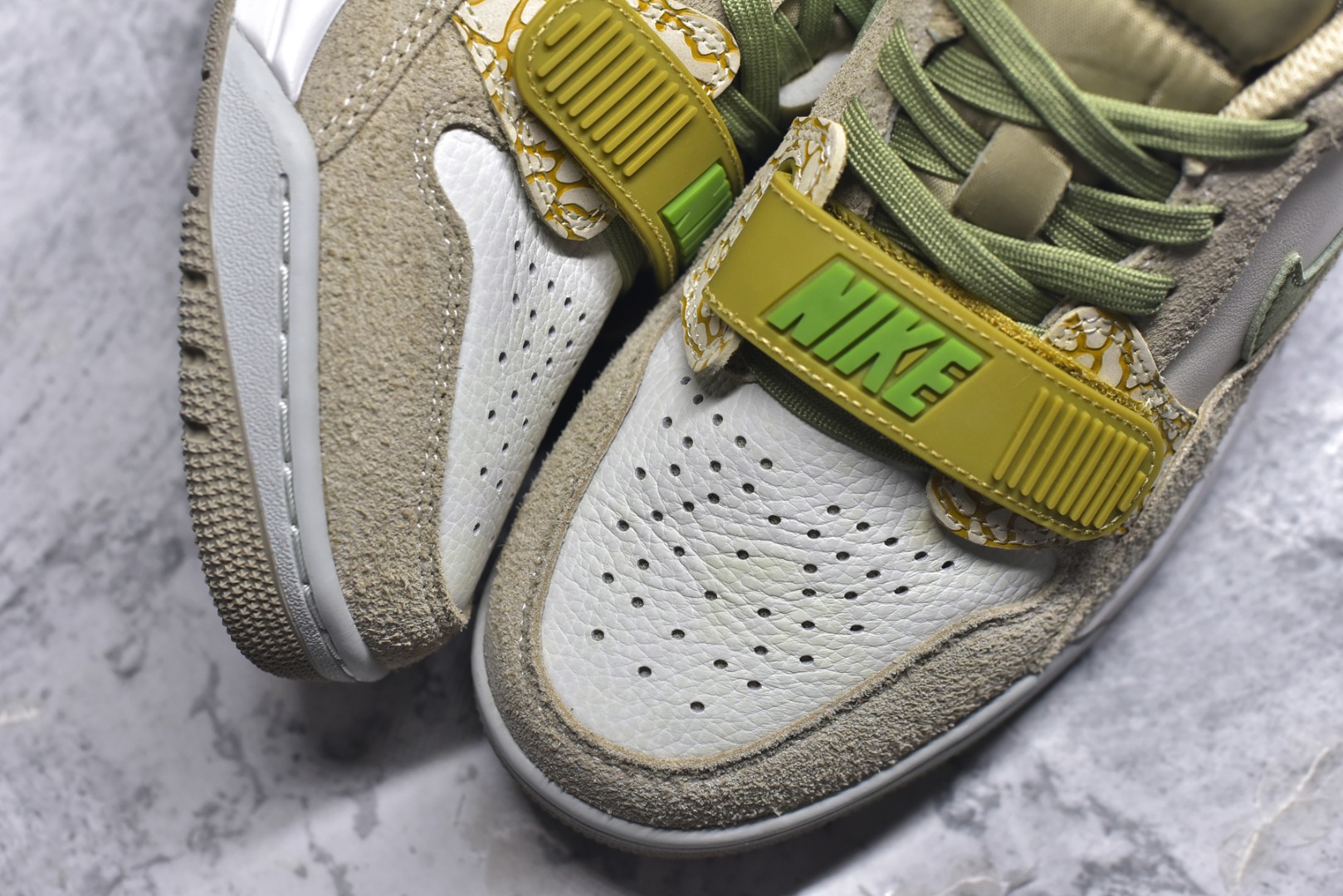 图片[8]-#开学季福利 Air Jordan Legacy AJ312 Low 低帮复古篮球鞋 市场最强独一档产物 全套原纸板楦头开发 原厂大底磨具加持立体防滑纹理 原档数据后跟TPU子母扣魔术贴 原装可视Air Sole气垫 原汁原味最完美的312代版型 唯一正确鞋头趴度弧度高度鞋身腰线 进口港宝加持 后跟自然饱满 全鞋荧光划线卡点 追求极致完美 每一双都是工艺品 多重QC质检 超越公司货的品控标准 实实在在的免检产品 鞋身采用了皮革材质打造 横跨鞋面的魔术贴十分吸睛 侧面的Swoosh Logo的一部分被鞋面遮挡了一部分 颇具玩味 魔术贴上标有NK标识 而鞋舌上是Jordan的经典红色飞翼Logo 后跟和鞋底均采用了AJ3的设计 后跟上同样也使用了经典的爆裂纹图案 尺码：36 36.5 37.5 38 38.5 39 40 40.5 41 42 42.5 43 44 44.5 45 46 47.5-选品中心