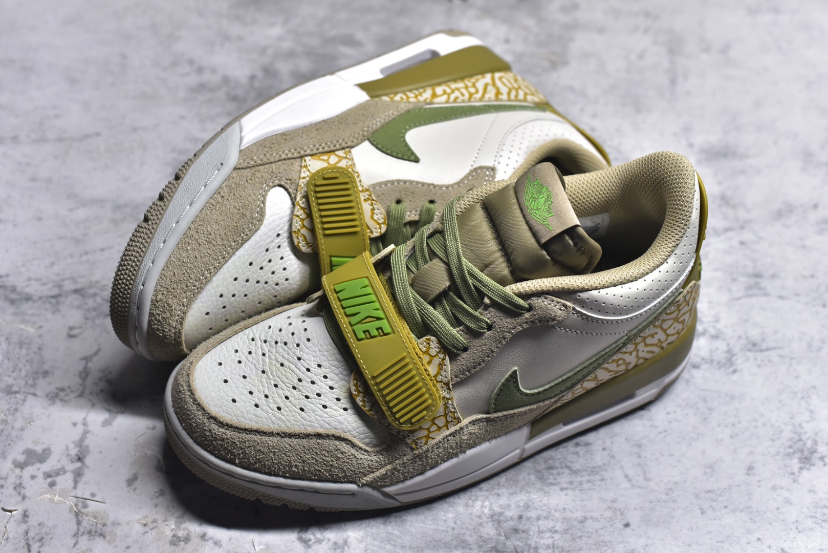 图片[7]-#开学季福利 Air Jordan Legacy AJ312 Low 低帮复古篮球鞋 市场最强独一档产物 全套原纸板楦头开发 原厂大底磨具加持立体防滑纹理 原档数据后跟TPU子母扣魔术贴 原装可视Air Sole气垫 原汁原味最完美的312代版型 唯一正确鞋头趴度弧度高度鞋身腰线 进口港宝加持 后跟自然饱满 全鞋荧光划线卡点 追求极致完美 每一双都是工艺品 多重QC质检 超越公司货的品控标准 实实在在的免检产品 鞋身采用了皮革材质打造 横跨鞋面的魔术贴十分吸睛 侧面的Swoosh Logo的一部分被鞋面遮挡了一部分 颇具玩味 魔术贴上标有NK标识 而鞋舌上是Jordan的经典红色飞翼Logo 后跟和鞋底均采用了AJ3的设计 后跟上同样也使用了经典的爆裂纹图案 尺码：36 36.5 37.5 38 38.5 39 40 40.5 41 42 42.5 43 44 44.5 45 46 47.5-选品中心