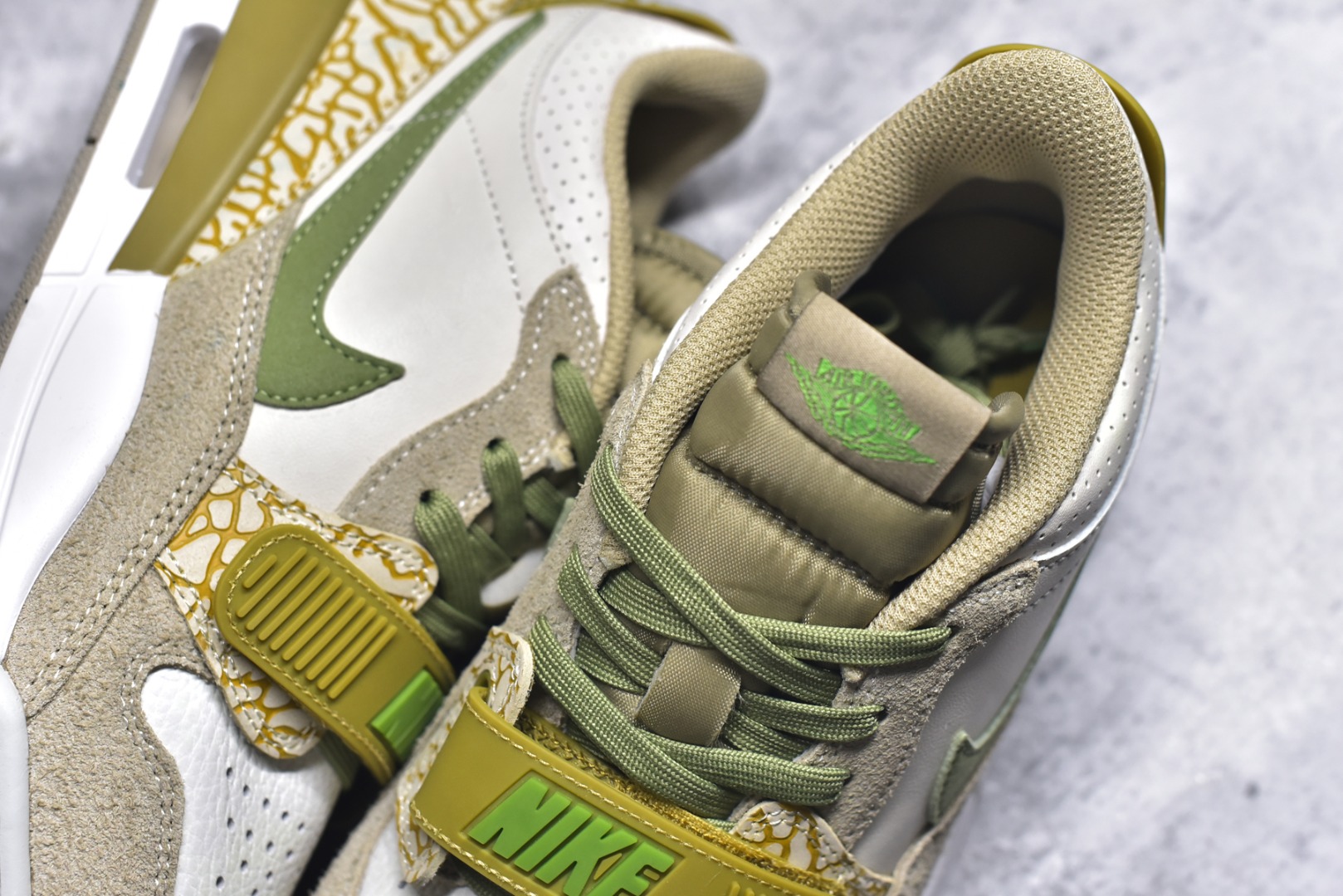 图片[9]-#开学季福利 Air Jordan Legacy AJ312 Low 低帮复古篮球鞋 市场最强独一档产物 全套原纸板楦头开发 原厂大底磨具加持立体防滑纹理 原档数据后跟TPU子母扣魔术贴 原装可视Air Sole气垫 原汁原味最完美的312代版型 唯一正确鞋头趴度弧度高度鞋身腰线 进口港宝加持 后跟自然饱满 全鞋荧光划线卡点 追求极致完美 每一双都是工艺品 多重QC质检 超越公司货的品控标准 实实在在的免检产品 鞋身采用了皮革材质打造 横跨鞋面的魔术贴十分吸睛 侧面的Swoosh Logo的一部分被鞋面遮挡了一部分 颇具玩味 魔术贴上标有NK标识 而鞋舌上是Jordan的经典红色飞翼Logo 后跟和鞋底均采用了AJ3的设计 后跟上同样也使用了经典的爆裂纹图案 尺码：36 36.5 37.5 38 38.5 39 40 40.5 41 42 42.5 43 44 44.5 45 46 47.5-选品中心