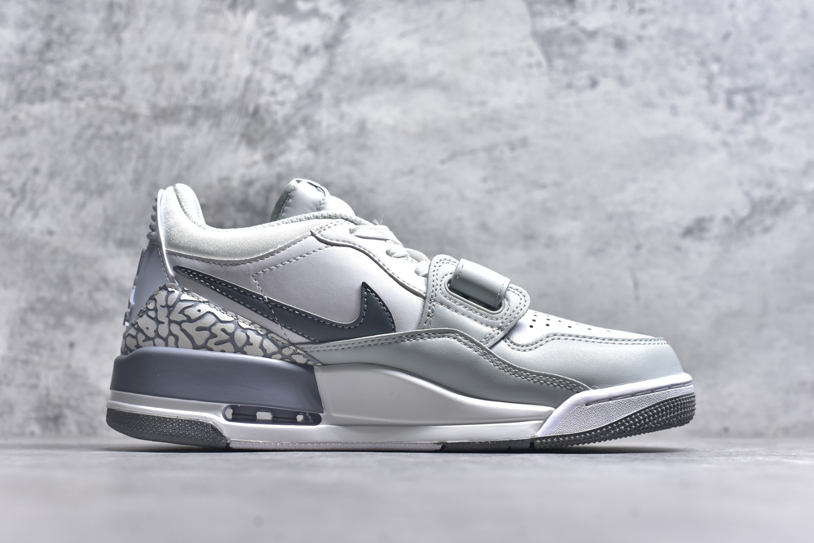 图片[3]-#开学季福利 Air Jordan Legacy AJ312 Low 低帮复古篮球鞋 市场最强独一档产物 全套原纸板楦头开发 原厂大底磨具加持立体防滑纹理 原档数据后跟TPU子母扣魔术贴 原装可视Air Sole气垫 原汁原味最完美的312代版型 唯一正确鞋头趴度弧度高度鞋身腰线 进口港宝加持 后跟自然饱满 全鞋荧光划线卡点 追求极致完美 每一双都是工艺品 多重QC质检 超越公司货的品控标准 实实在在的免检产品 鞋身采用了皮革材质打造 横跨鞋面的魔术贴十分吸睛 侧面的Swoosh Logo的一部分被鞋面遮挡了一部分 颇具玩味 魔术贴上标有NK标识 而鞋舌上是Jordan的经典红色飞翼Logo 后跟和鞋底均采用了AJ3的设计 后跟上同样也使用了经典的爆裂纹图案 尺码：36 36.5 37.5 38 38.5 39 40 40.5 41 42 42.5 43 44 44.5 45 46 47.5-选品中心