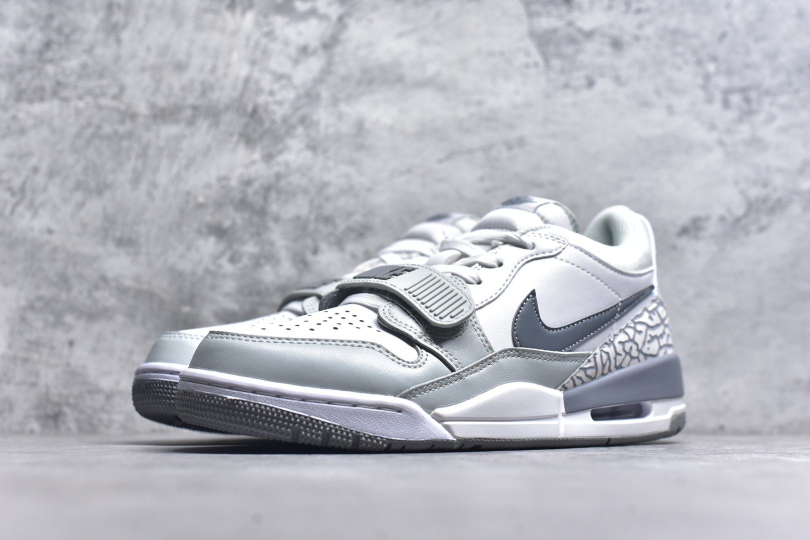 图片[2]-#开学季福利 Air Jordan Legacy AJ312 Low 低帮复古篮球鞋 市场最强独一档产物 全套原纸板楦头开发 原厂大底磨具加持立体防滑纹理 原档数据后跟TPU子母扣魔术贴 原装可视Air Sole气垫 原汁原味最完美的312代版型 唯一正确鞋头趴度弧度高度鞋身腰线 进口港宝加持 后跟自然饱满 全鞋荧光划线卡点 追求极致完美 每一双都是工艺品 多重QC质检 超越公司货的品控标准 实实在在的免检产品 鞋身采用了皮革材质打造 横跨鞋面的魔术贴十分吸睛 侧面的Swoosh Logo的一部分被鞋面遮挡了一部分 颇具玩味 魔术贴上标有NK标识 而鞋舌上是Jordan的经典红色飞翼Logo 后跟和鞋底均采用了AJ3的设计 后跟上同样也使用了经典的爆裂纹图案 尺码：36 36.5 37.5 38 38.5 39 40 40.5 41 42 42.5 43 44 44.5 45 46 47.5-选品中心