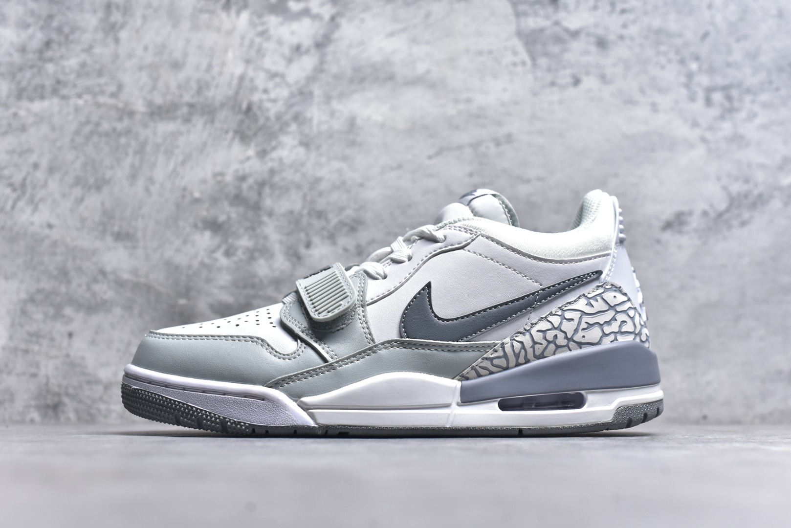 #开学季福利 Air Jordan Legacy AJ312 Low 低帮复古篮球鞋 市场最强独一档产物 全套原纸板楦头开发 原厂大底磨具加持立体防滑纹理 原档数据后跟TPU子母扣魔术贴 原装可视Air Sole气垫 原汁原味最完美的312代版型 唯一正确鞋头趴度弧度高度鞋身腰线 进口港宝加持 后跟自然饱满 全鞋荧光划线卡点 追求极致完美 每一双都是工艺品 多重QC质检 超越公司货的品控标准 实实在在的免检产品 鞋身采用了皮革材质打造 横跨鞋面的魔术贴十分吸睛 侧面的Swoosh Logo的一部分被鞋面遮挡了一部分 颇具玩味 魔术贴上标有NK标识 而鞋舌上是Jordan的经典红色飞翼Logo 后跟和鞋底均采用了AJ3的设计 后跟上同样也使用了经典的爆裂纹图案 尺码：36 36.5 37.5 38 38.5 39 40 40.5 41 42 42.5 43 44 44.5 45 46 47.5-选品中心